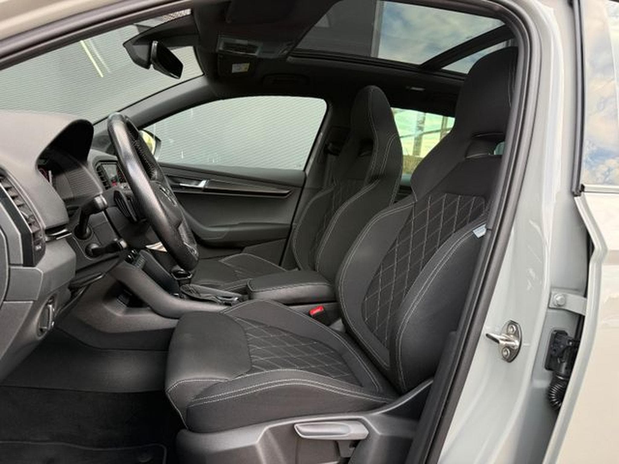 Skoda Karoq Karoq 1,5TSi DSG Sportline Pano 19"Matrix Key AC (2024) - Photo 10