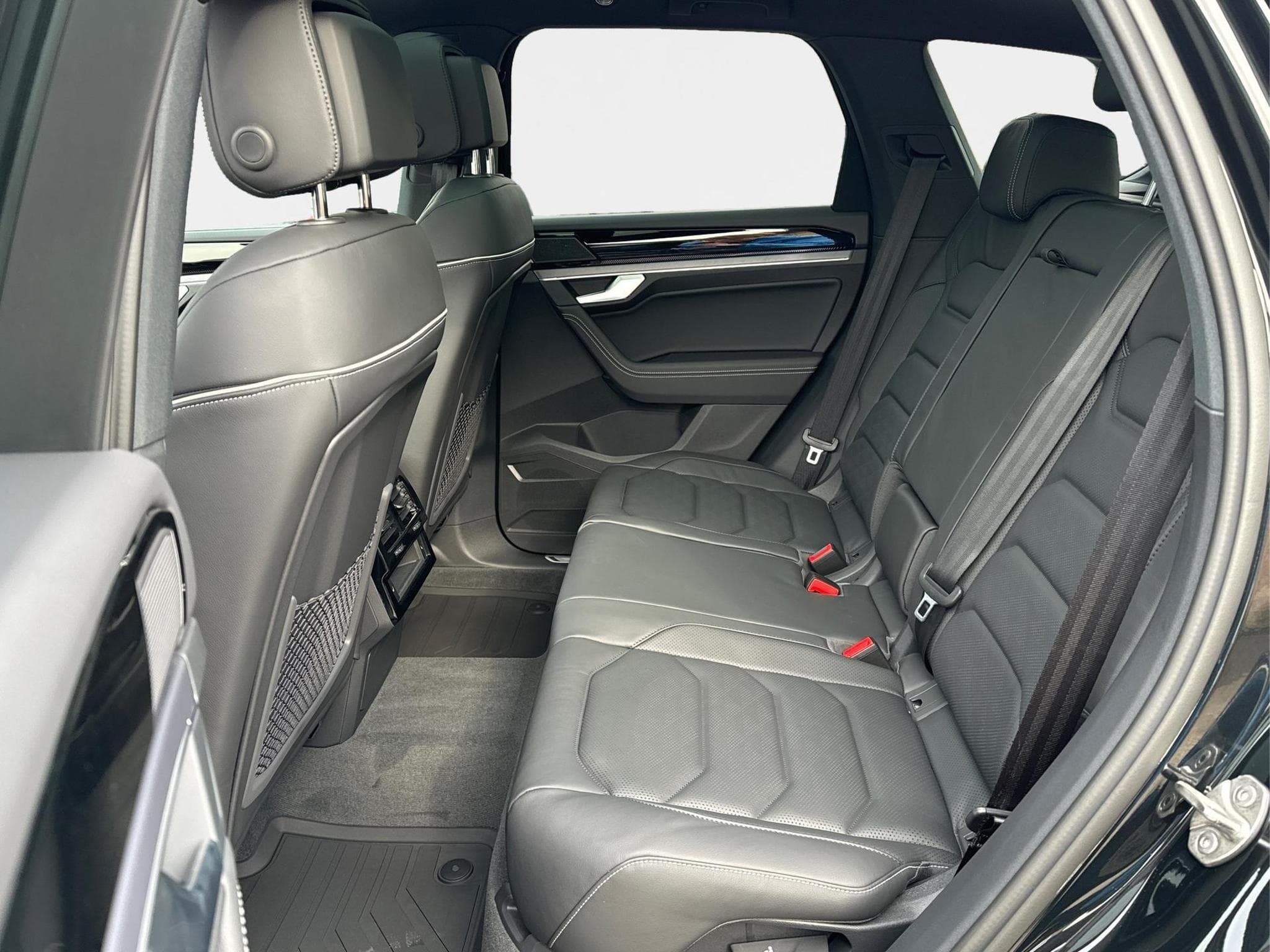 VW Touareg R FINAL EDITION (2026) - Photo 18