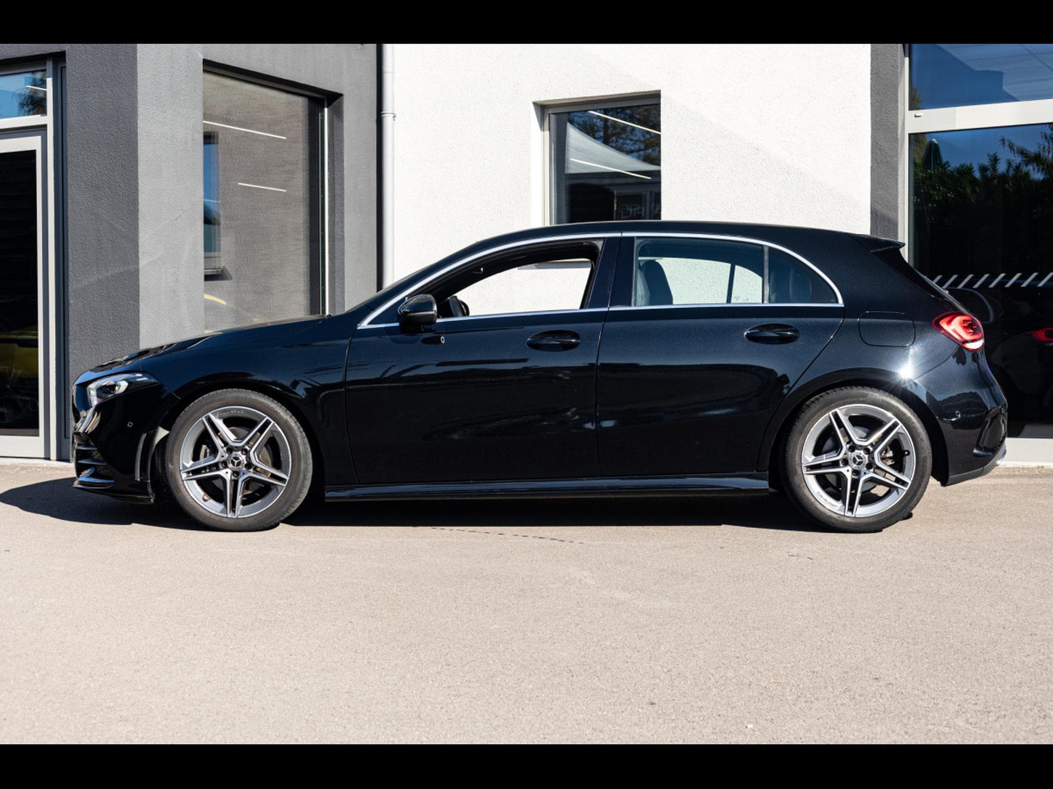 Mercedes A 200 AMG-LINE - KOSMOSBLACK (2018) - Photo 2