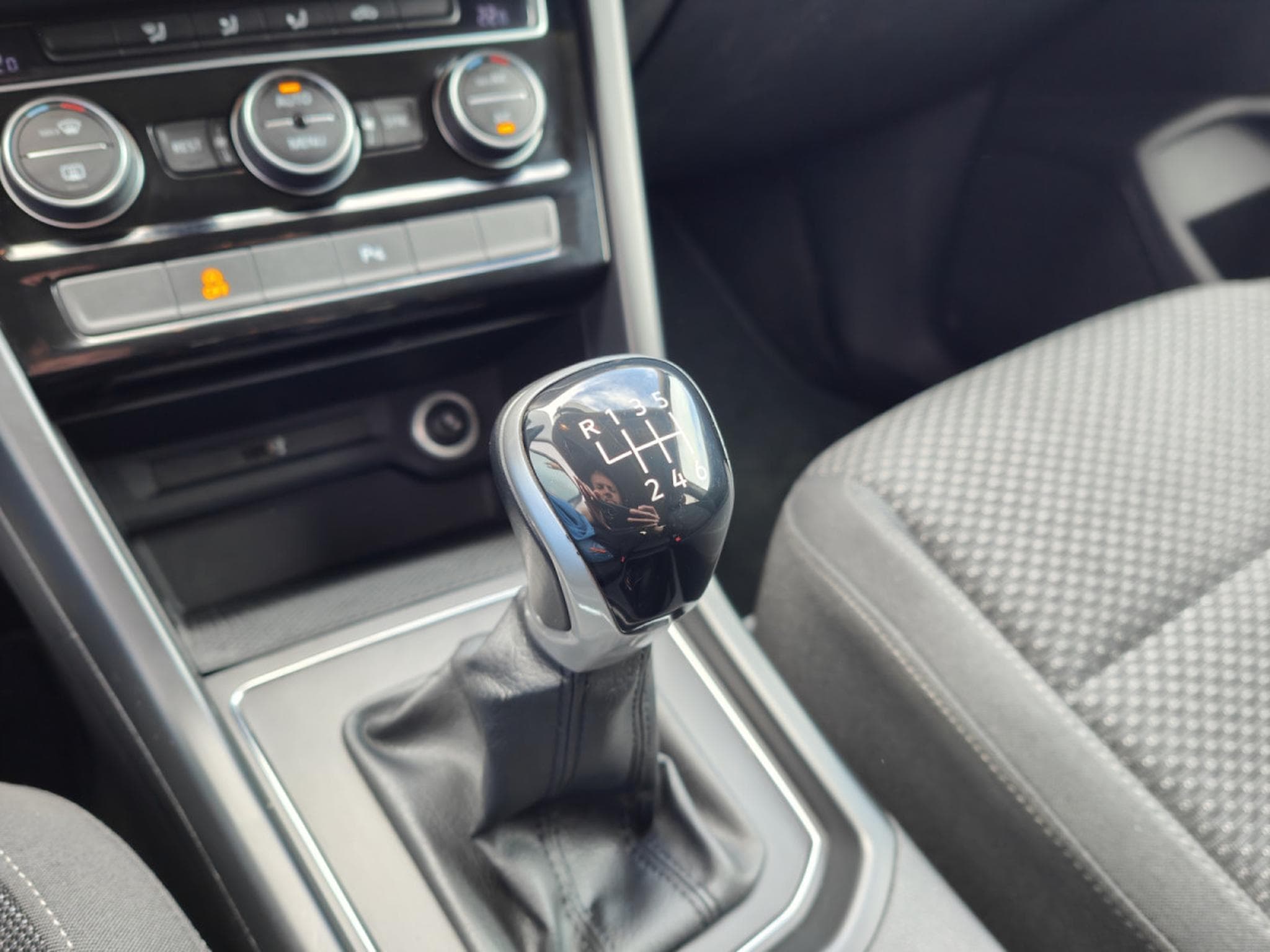 VW Touran 1.5 TSI 7 PLACES GPS BLUETOOTH APS AV/ARR PHARES LED (2019) - Photo 15