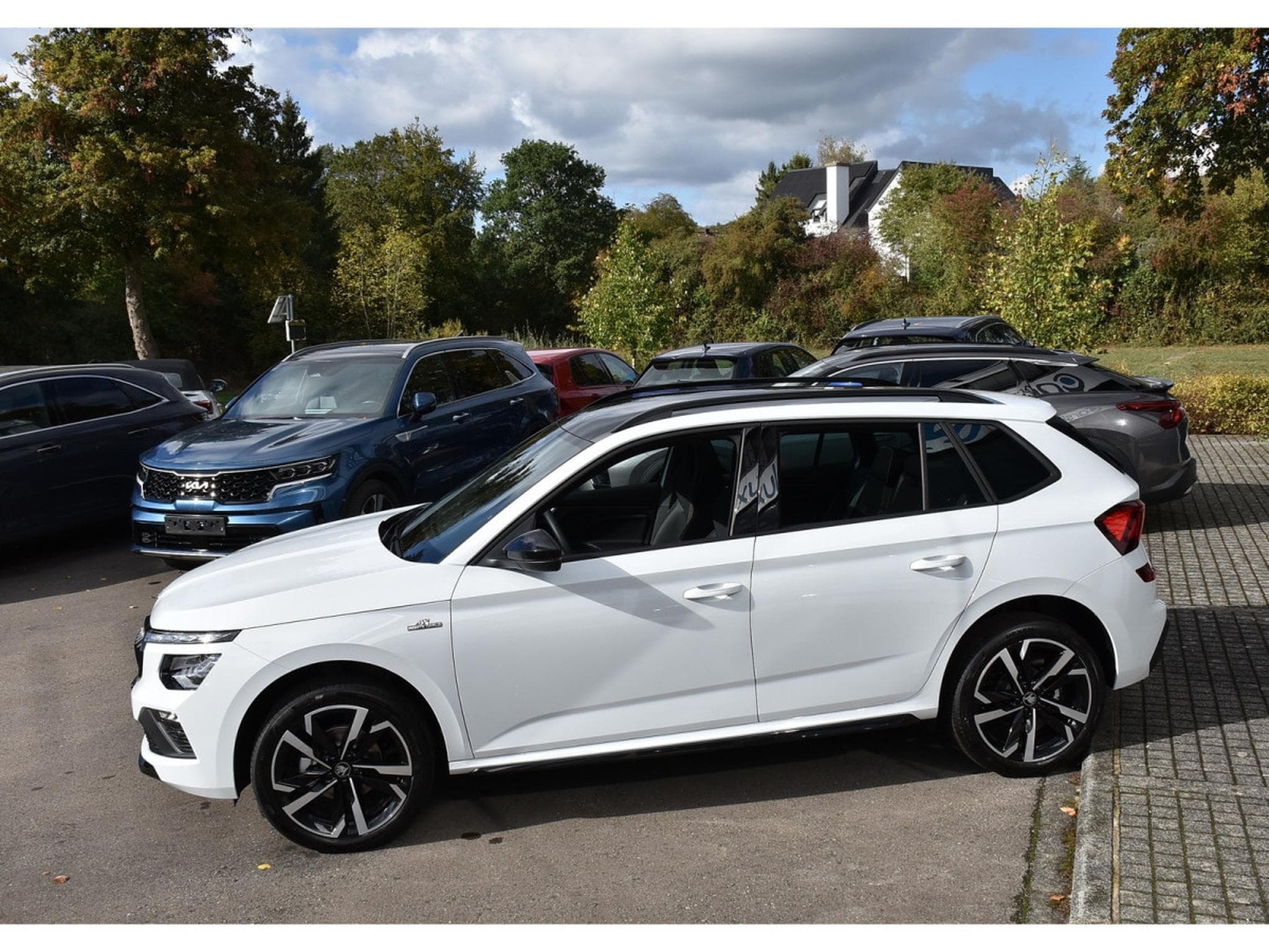 Skoda Kamiq 1.5 TSI Monte Carlo DSG PANO KESSY ATT REMORQUE NEUF (2026) - Photo 3