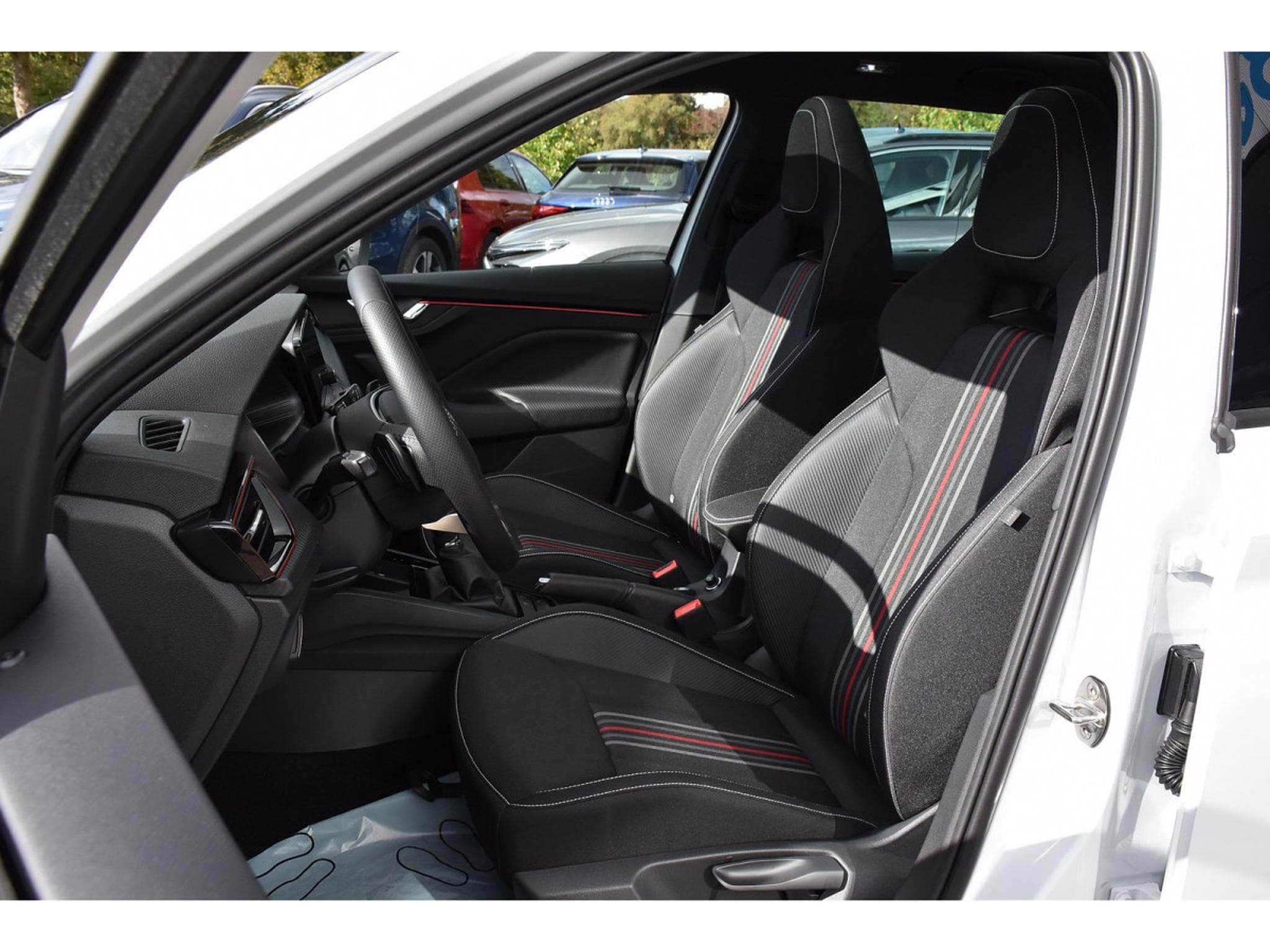 Skoda Kamiq 1.5 TSI Monte Carlo DSG PANO KESSY ATT REMORQUE NEUF (2026) - Photo 6