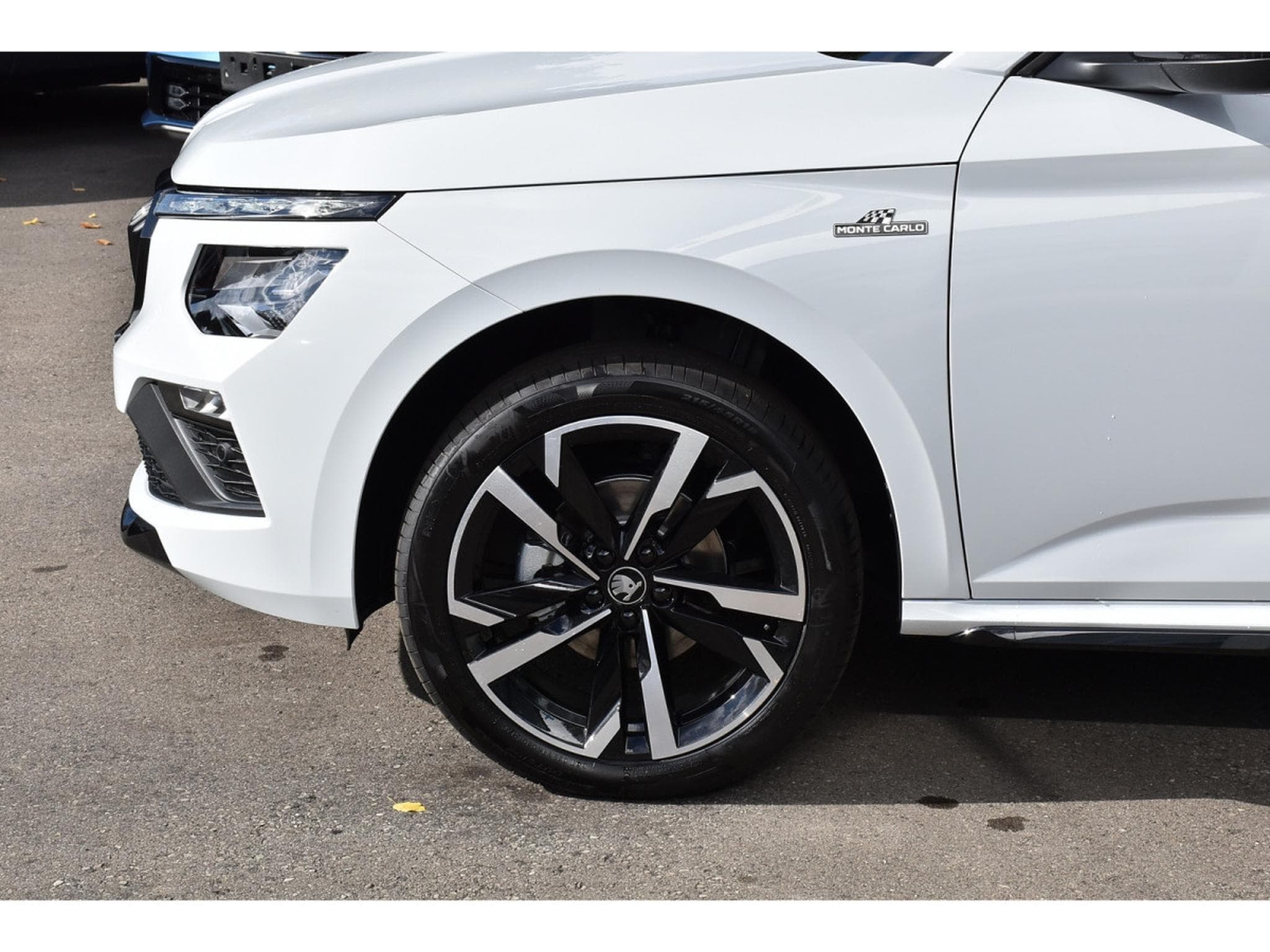 Skoda Kamiq 1.5 TSI Monte Carlo DSG PANO KESSY ATT REMORQUE NEUF (2026) - Photo 5
