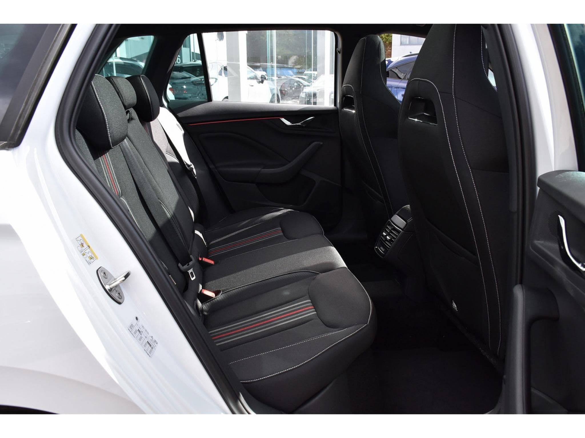 Skoda Kamiq 1.5 TSI Monte Carlo DSG PANO KESSY ATT REMORQUE NEUF (2026) - Photo 7