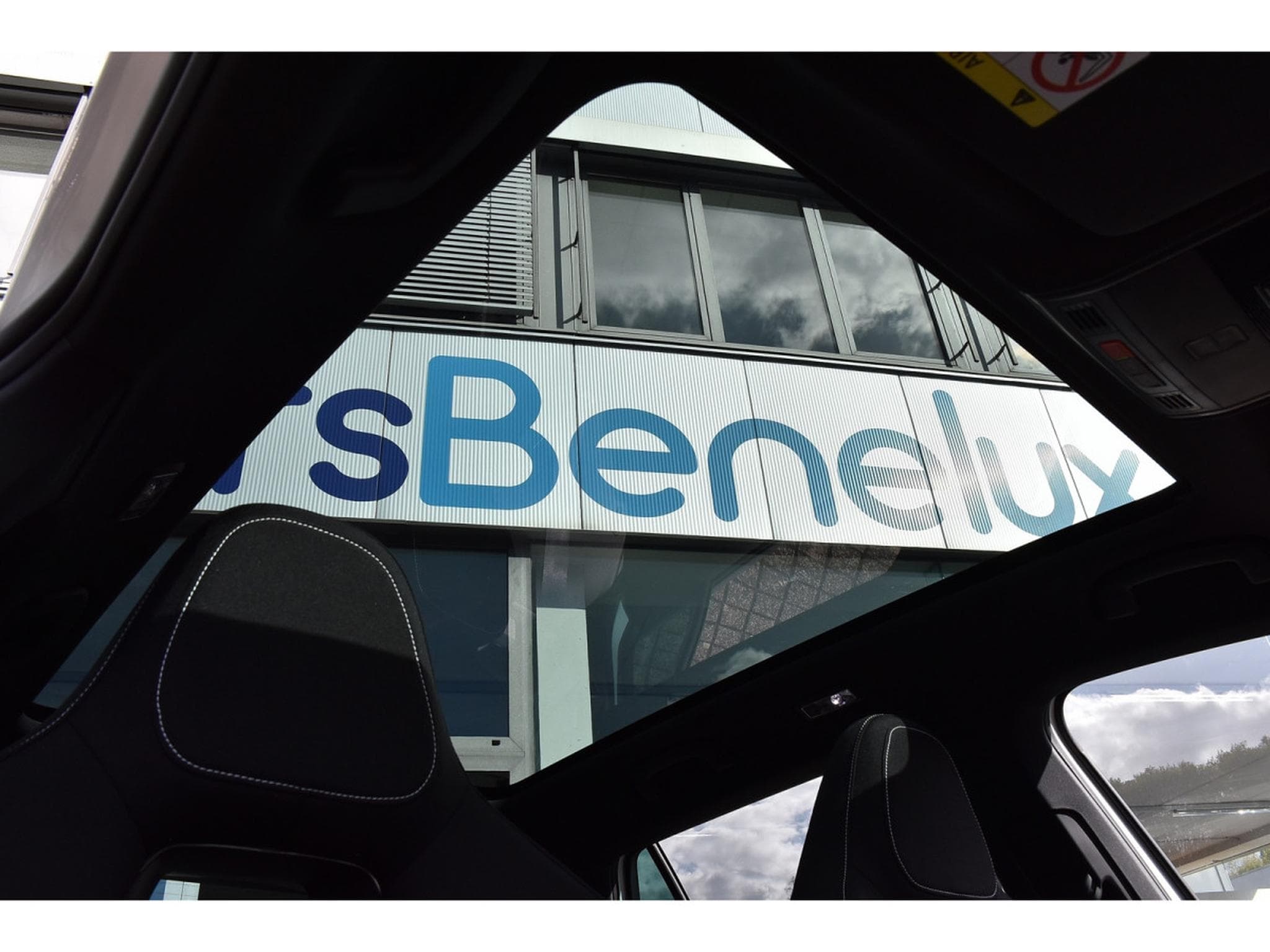 Skoda Kamiq 1.5 TSI Monte Carlo DSG PANO KESSY ATT REMORQUE NEUF (2026) - Photo 8