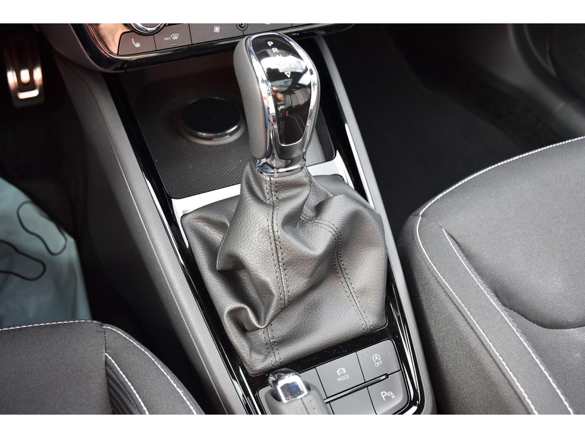 Skoda Kamiq 1.5 TSI Monte Carlo DSG PANO KESSY ATT REMORQUE NEUF (2026) - Photo 17