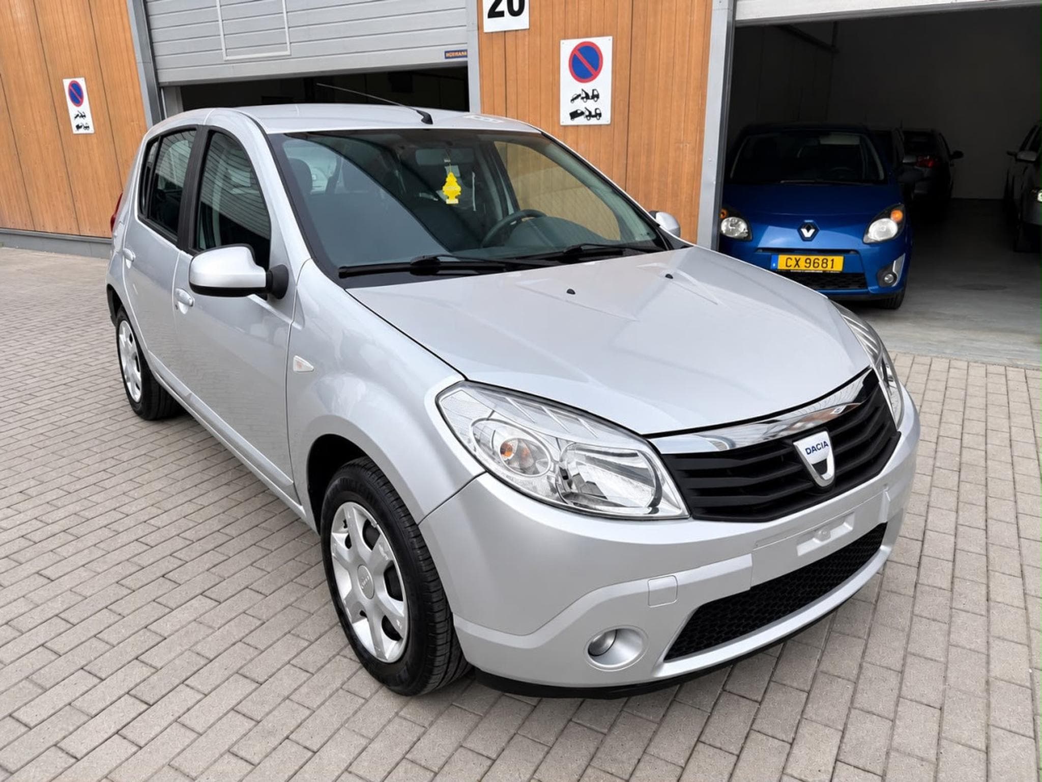 Dacia Sandero 1.5 dCi Laureate (2011) - Photo 2