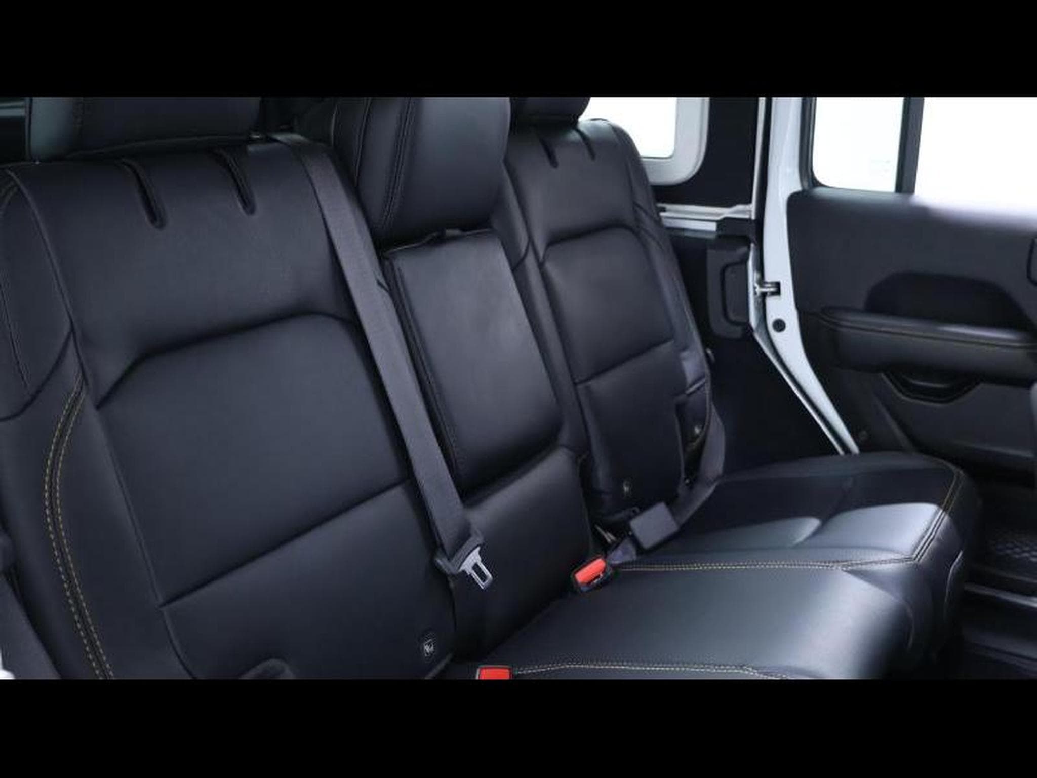 Jeep Wrangler 2.0 T-GDI 272ch Sahara Trail Rated (2025) - Foto 15
