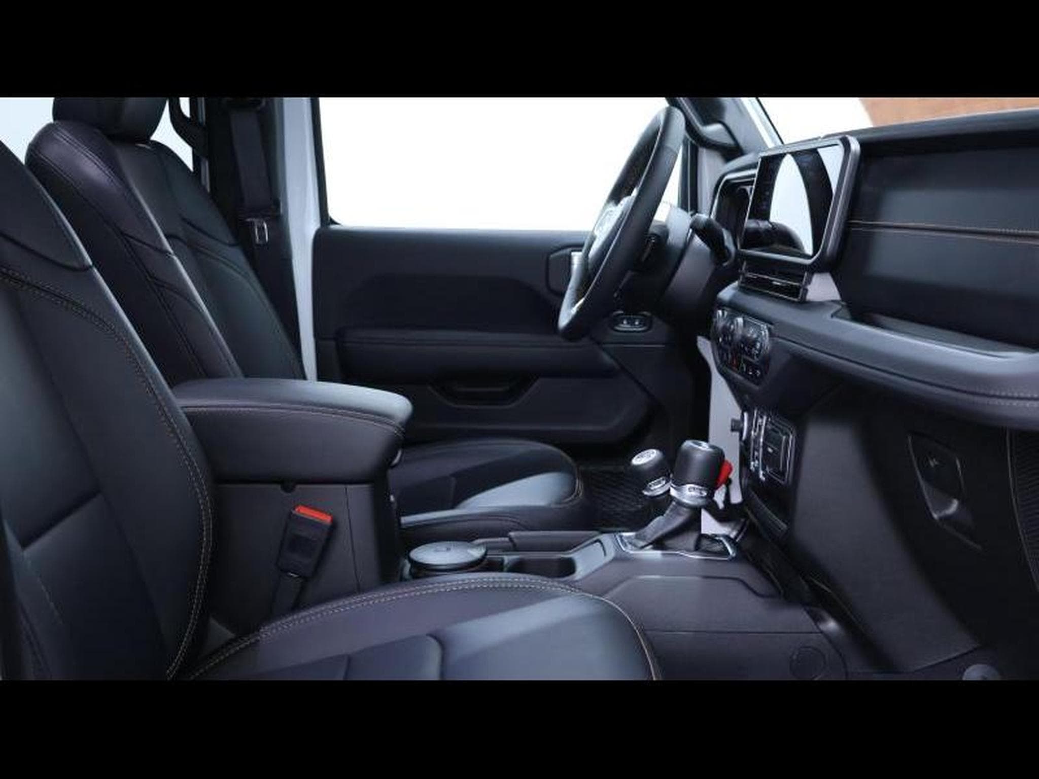 Jeep Wrangler 2.0 T-GDI 272ch Sahara Trail Rated (2025) - Foto 12