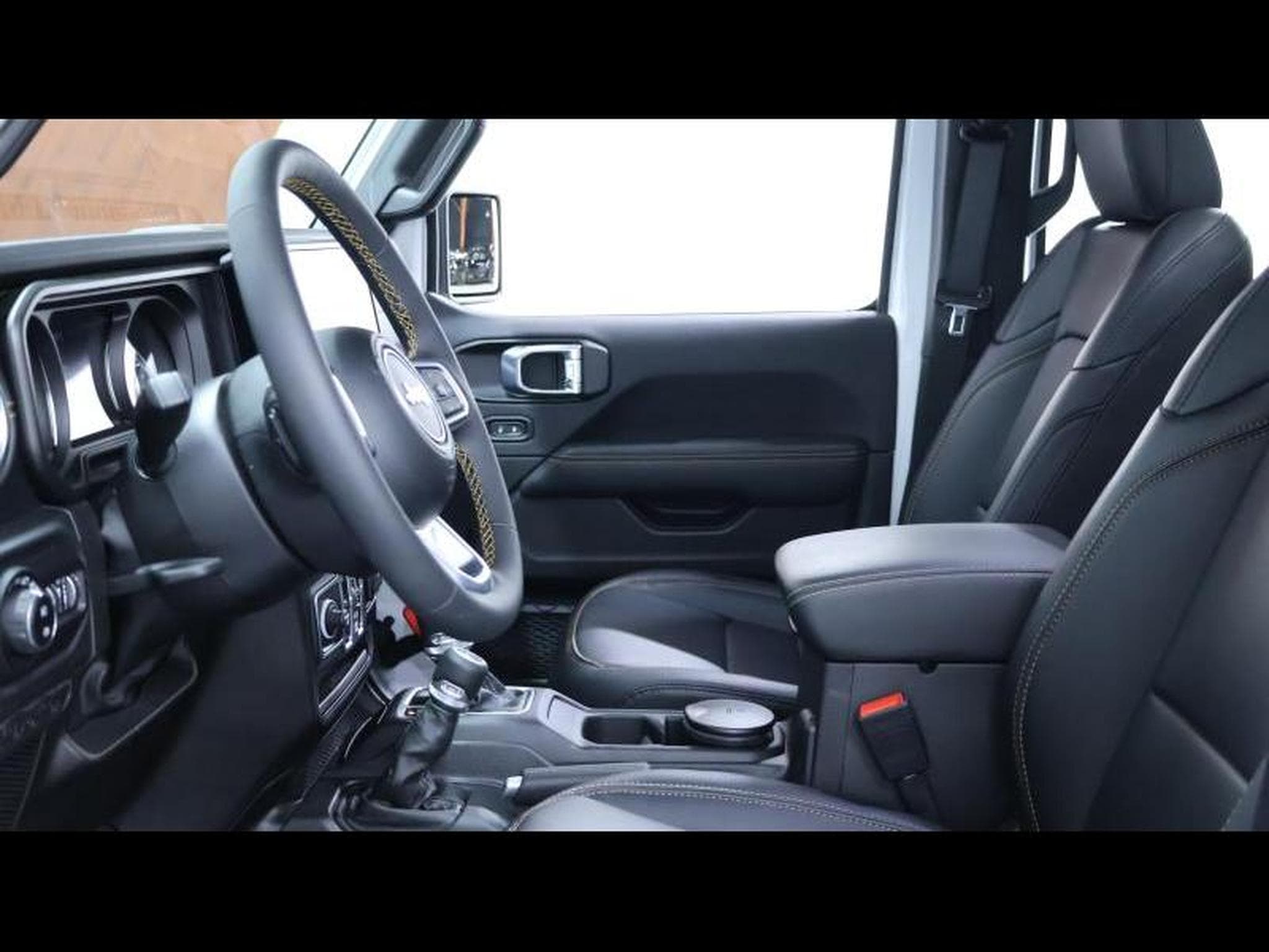 Jeep Wrangler 2.0 T-GDI 272ch Sahara Trail Rated (2025) - Foto 16