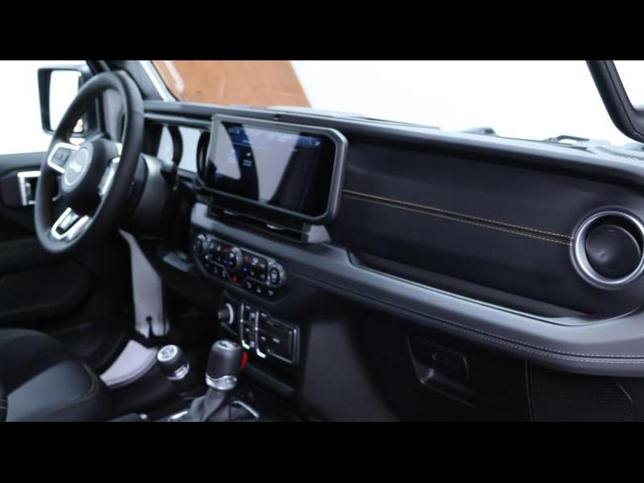 Jeep Wrangler 2.0 T-GDI 272ch Sahara Trail Rated (2025) - Foto 22