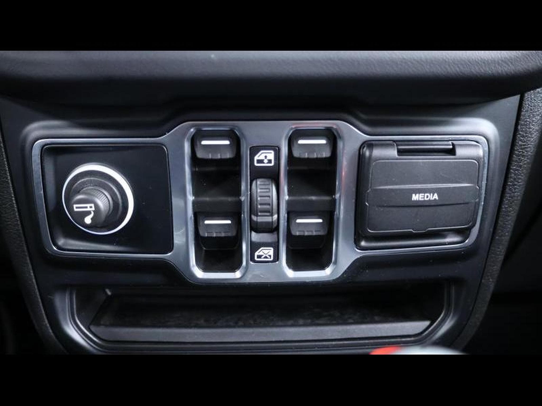 Jeep Wrangler 2.0 T-GDI 272ch Sahara Trail Rated (2025) - Foto 27
