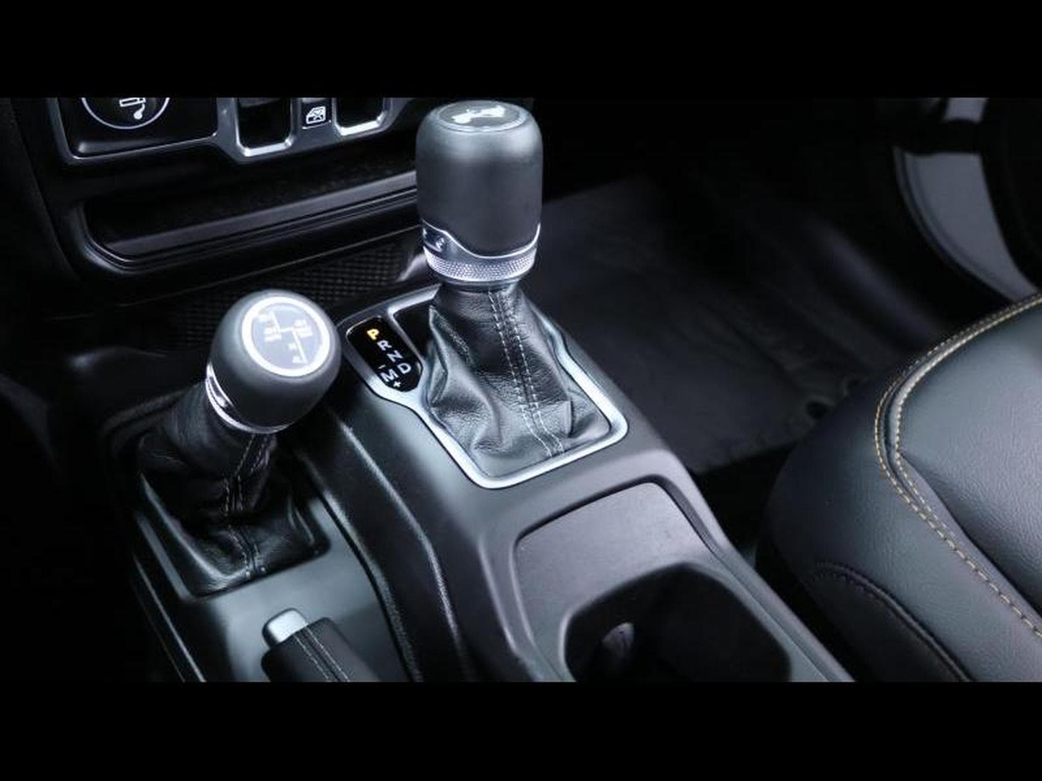 Jeep Wrangler 2.0 T-GDI 272ch Sahara Trail Rated (2025) - Foto 26