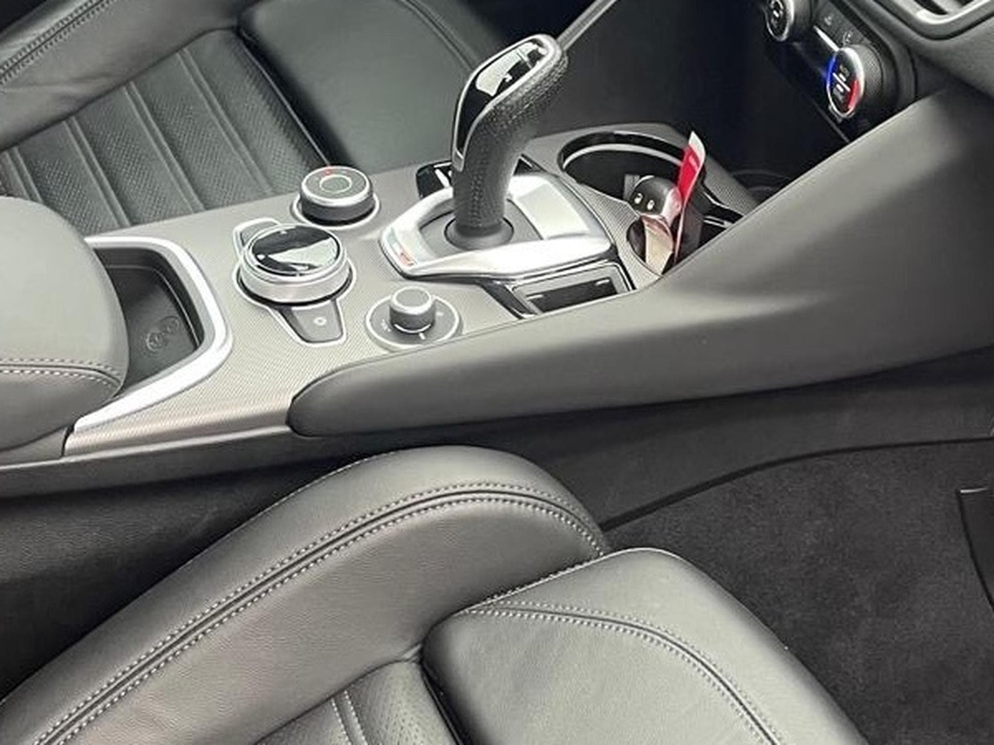 Alfa-Romeo Giulia 2.0 TB 280 Q4 GT Junior Ocra (2022) - Photo 6