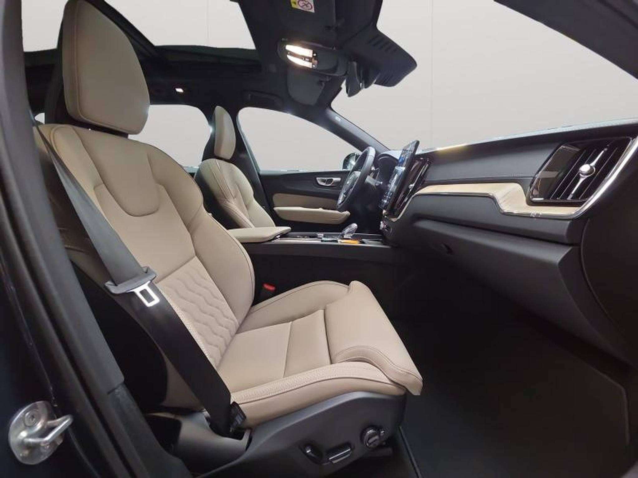 Volvo XC60 Ultra Dark (2026) - Photo 15