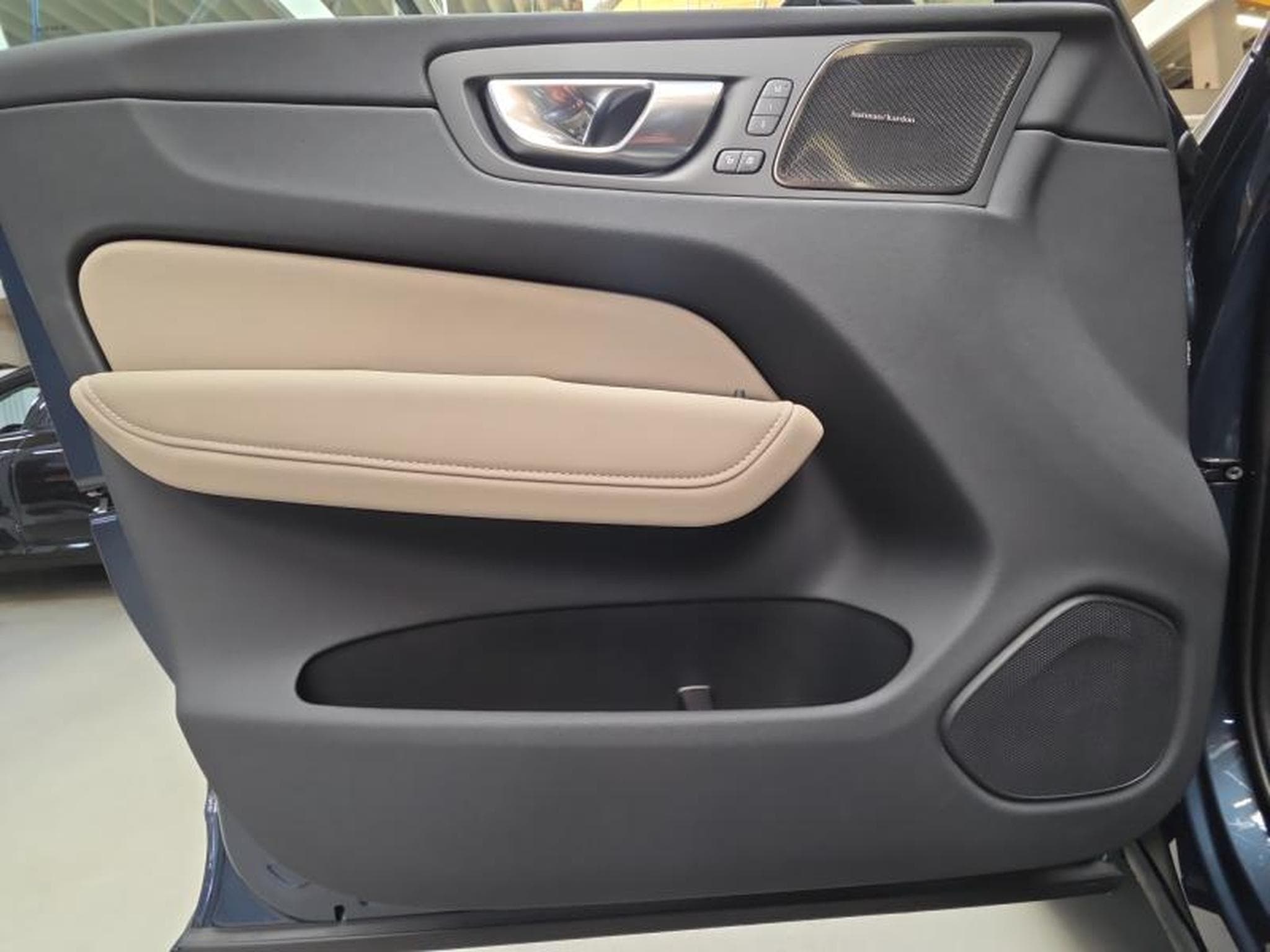 Volvo XC60 Ultra Dark (2026) - Photo 20