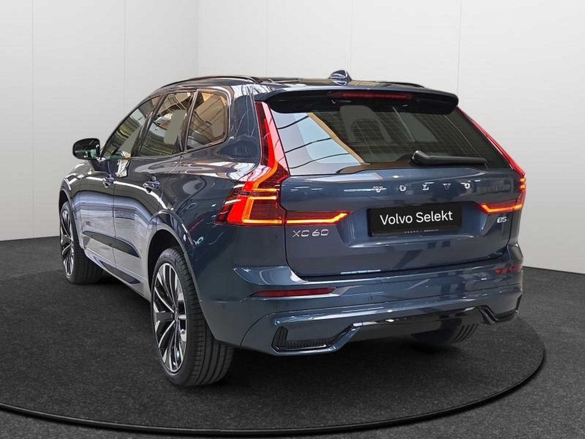 Volvo XC60 Ultra Dark (2026) - Photo 27