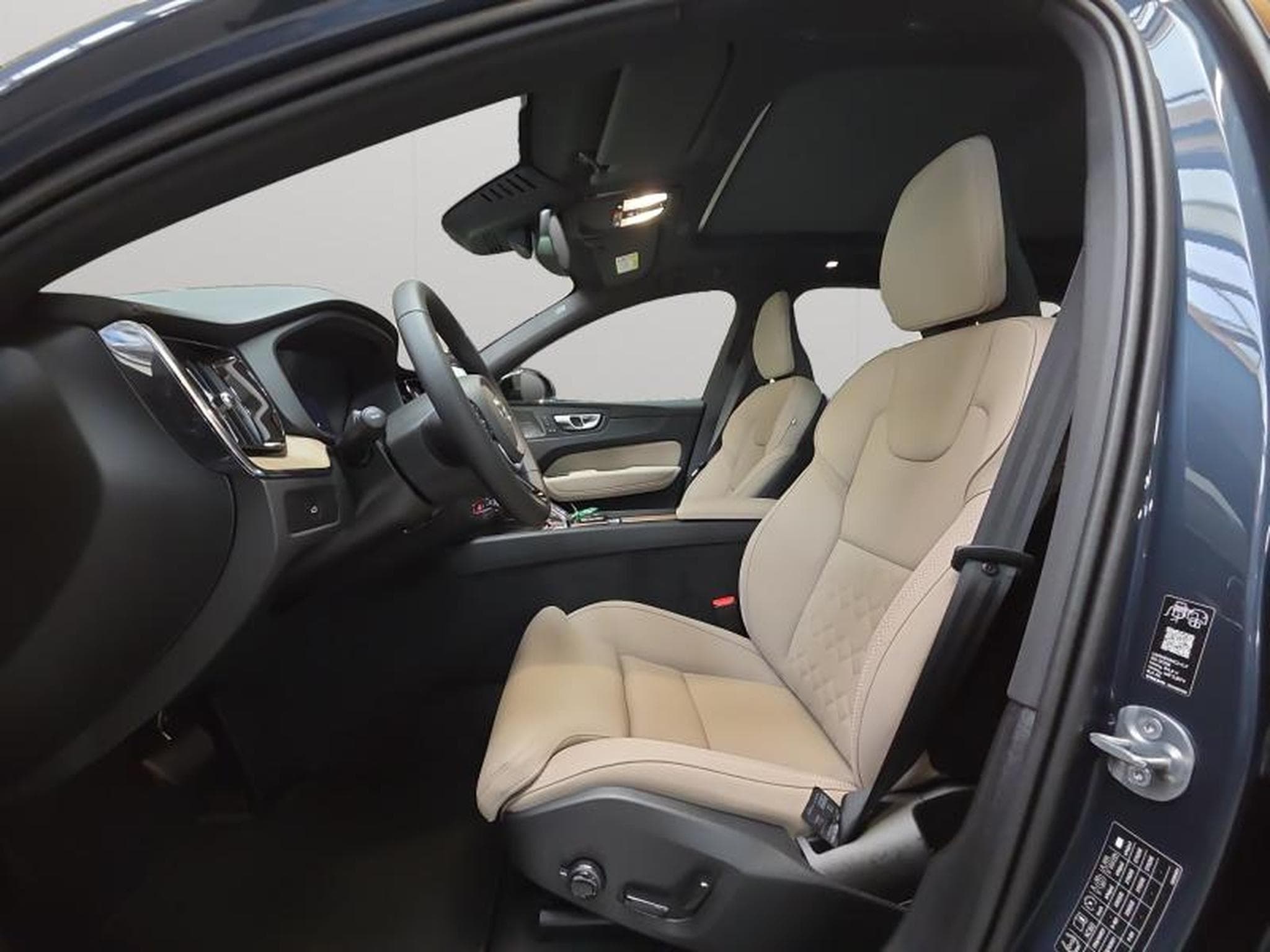 Volvo XC60 Ultra Dark (2026) - Photo 33
