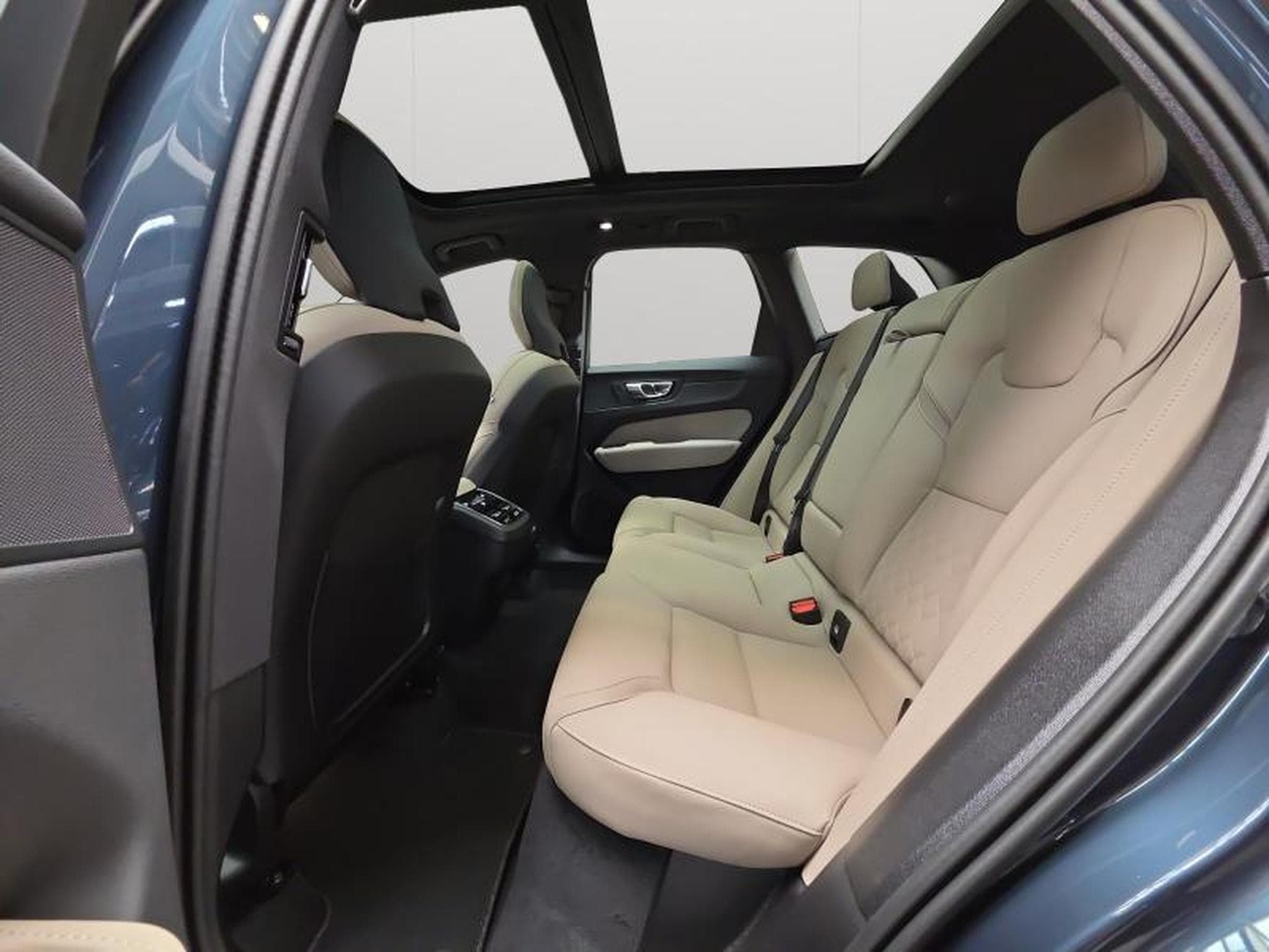 Volvo XC60 Ultra Dark (2026) - Photo 37