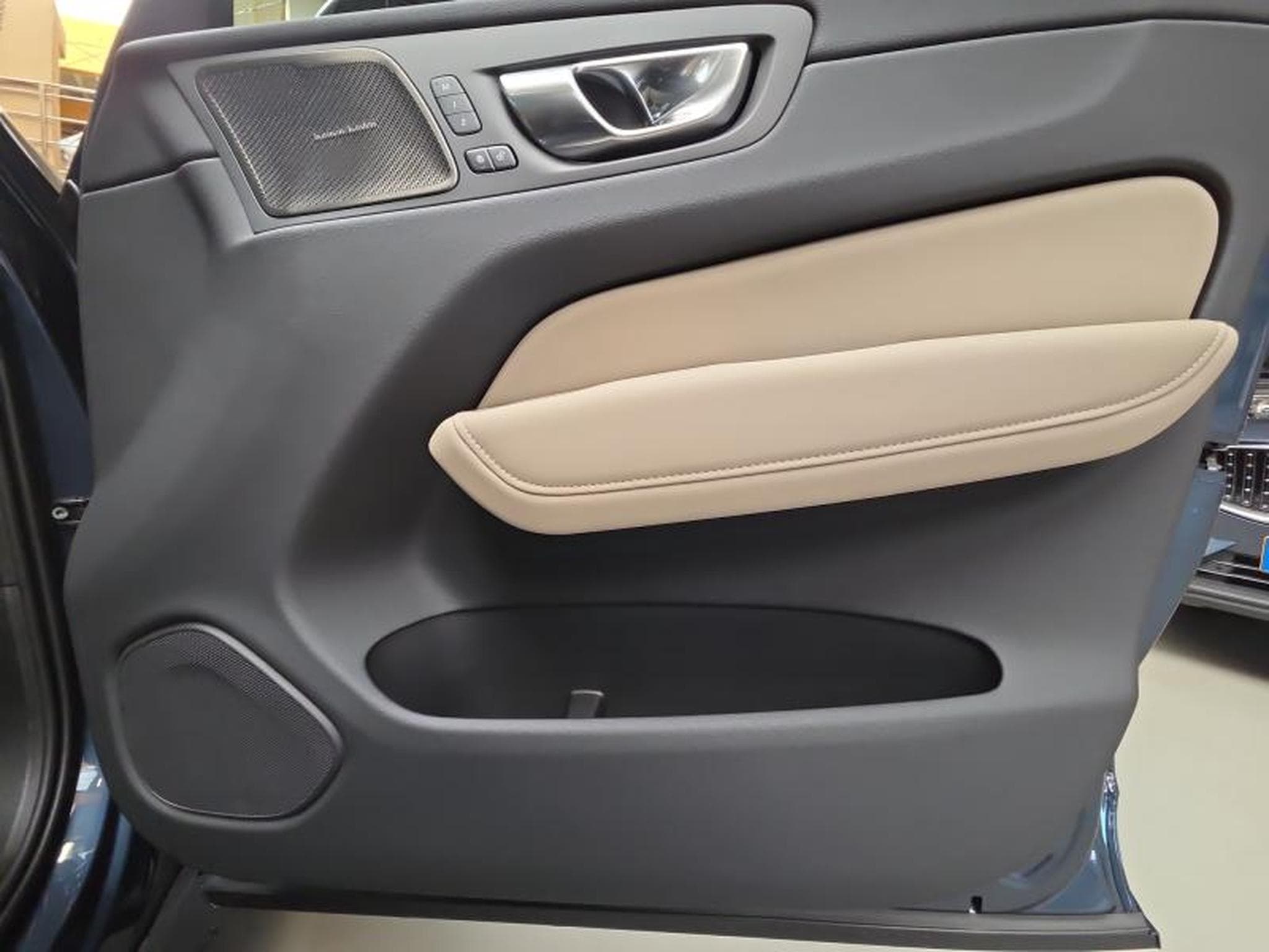 Volvo XC60 Ultra Dark (2026) - Photo 45