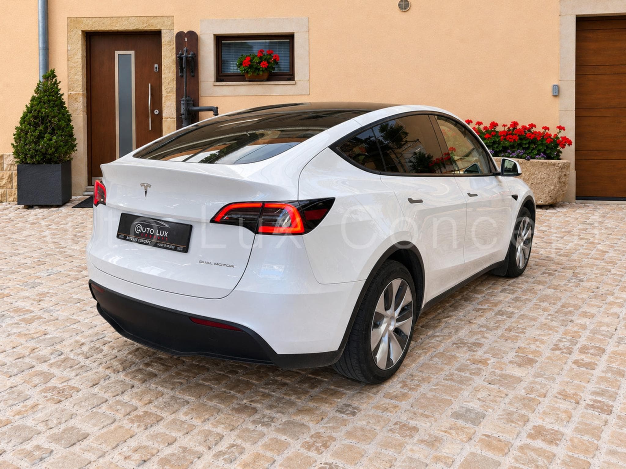 Tesla Model Y Long Range Dual Motor AWD (2023) - Photo 3