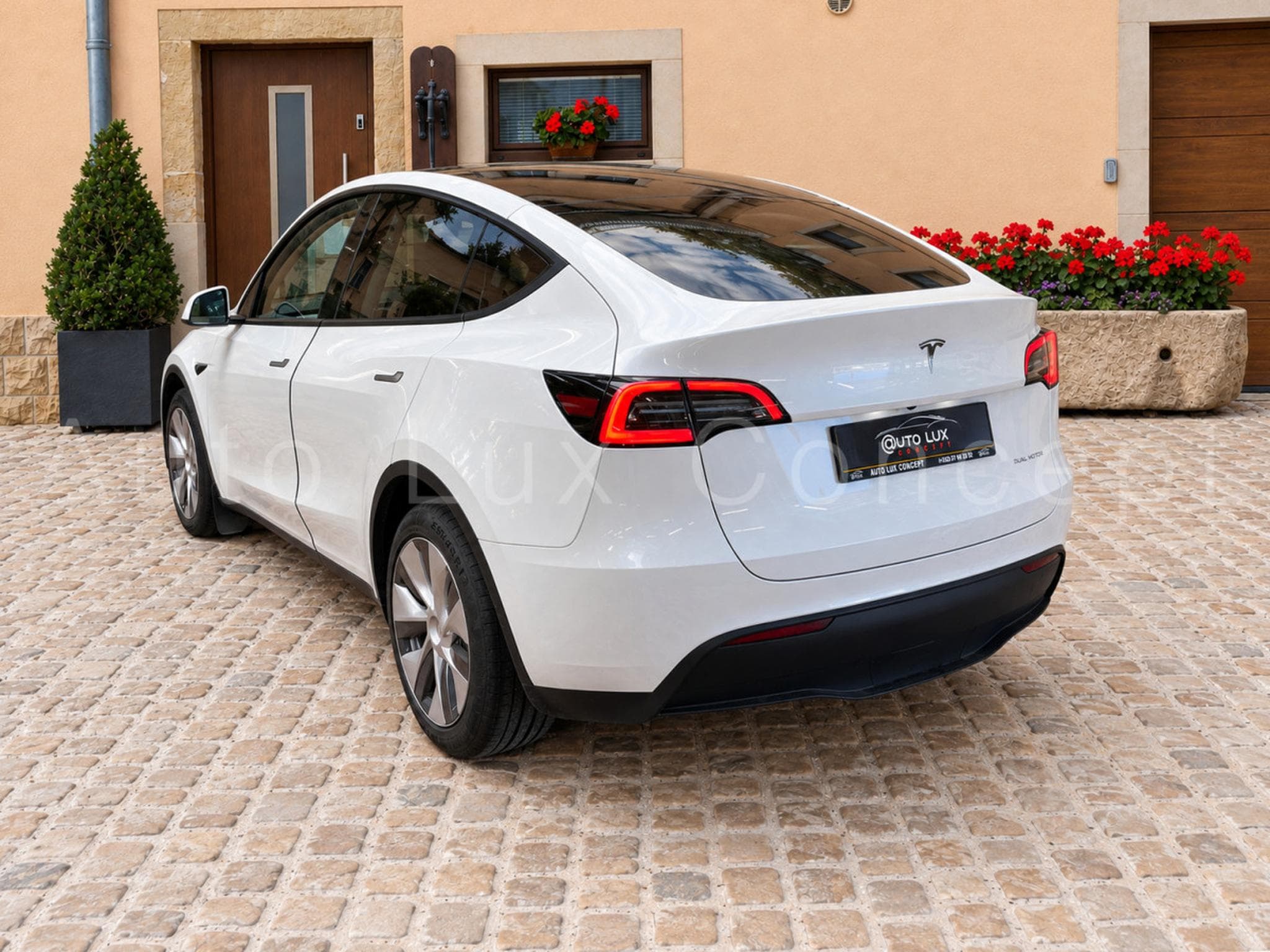 Tesla Model Y Long Range Dual Motor AWD (2023) - Photo 4