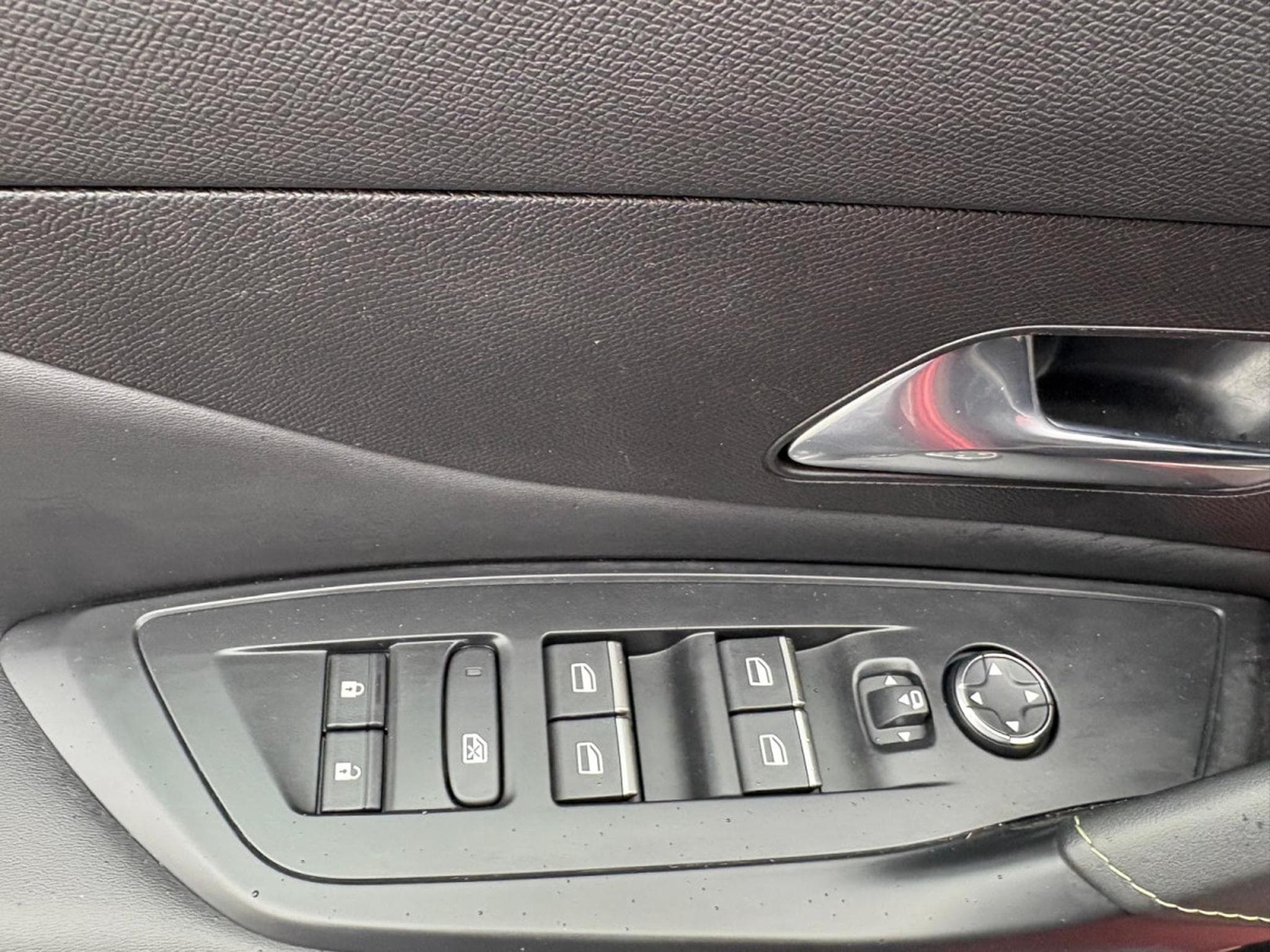 Peugeot 408 GT HYBRIDE PLUG-IN (2024) - Photo 9