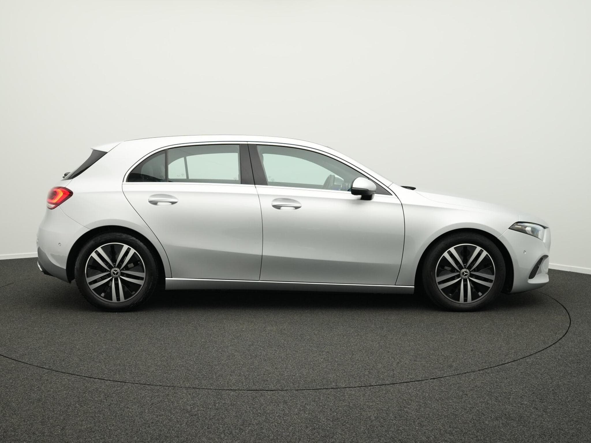 Mercedes A 180 d Progressive LED+Ambi+MBUX+Apple (2021) - Photo 5