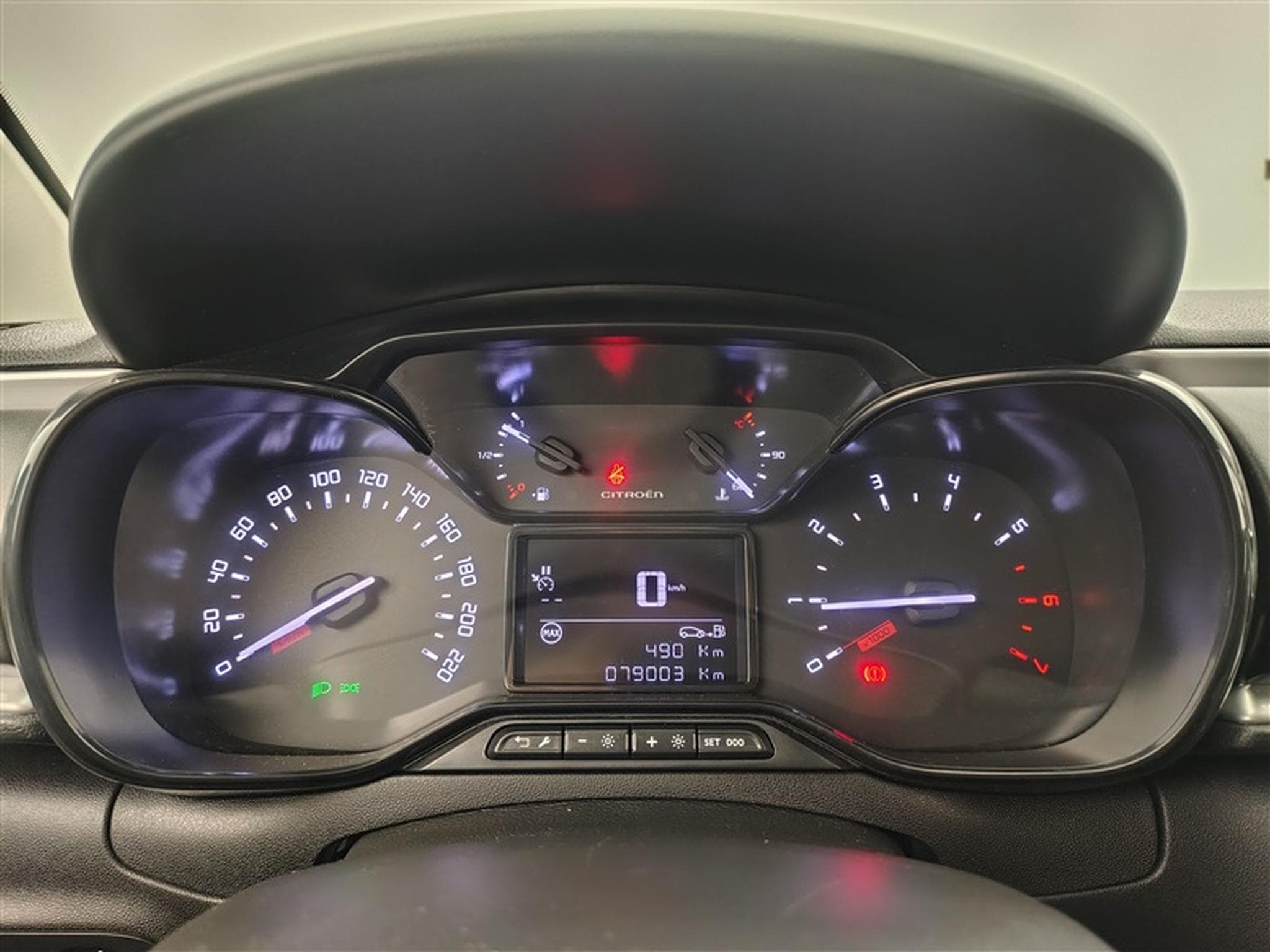 Citroen C3 1.2i PureTech Shine CARPLAY / FULL LED / JA 16" (2023) - Photo 10