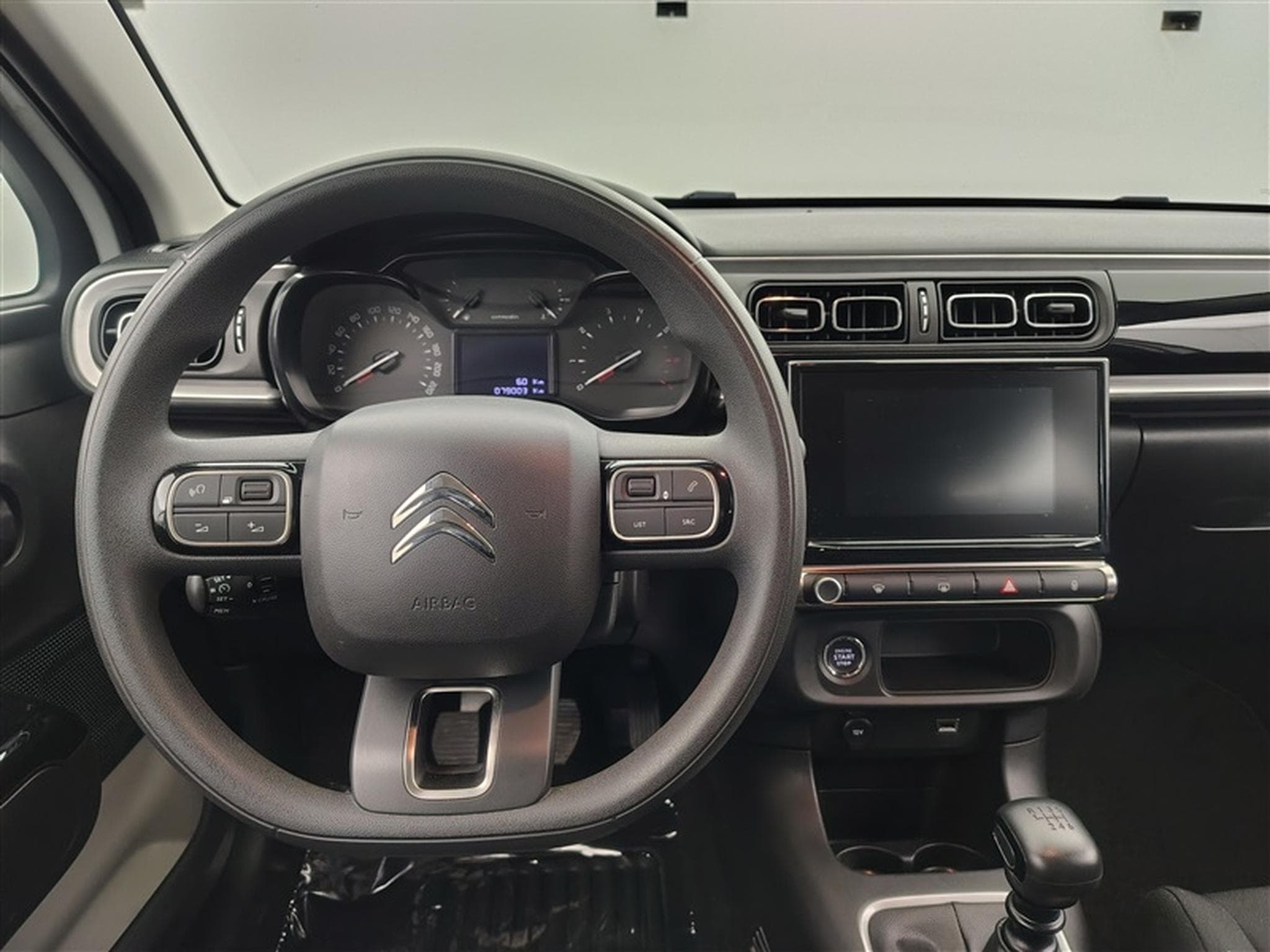 Citroen C3 1.2i PureTech Shine CARPLAY / FULL LED / JA 16" (2023) - Photo 9