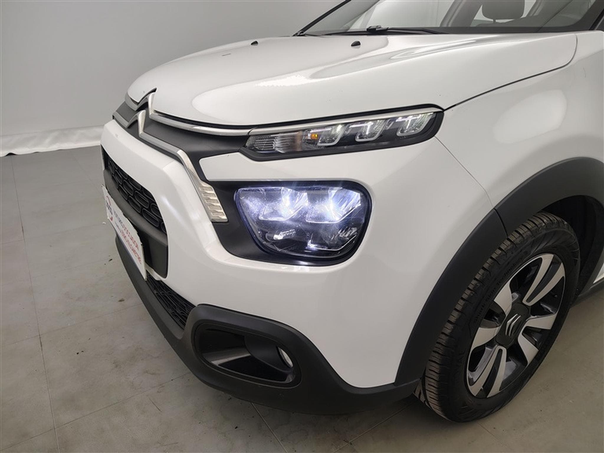 Citroen C3 1.2i PureTech Shine CARPLAY / FULL LED / JA 16" (2023) - Photo 15