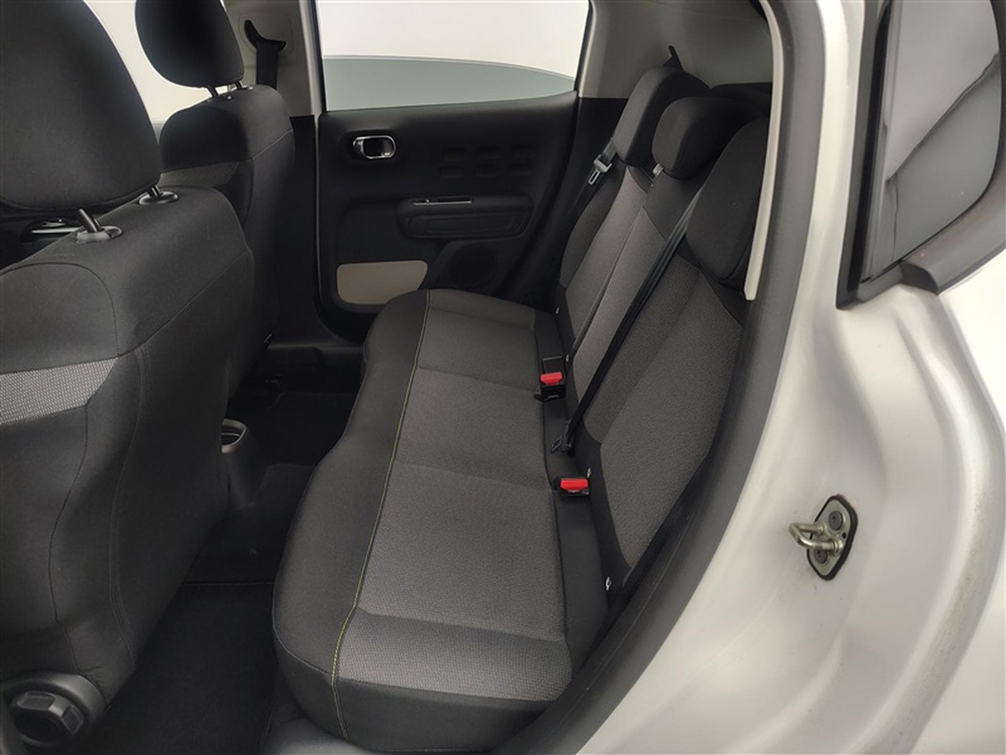 Citroen C3 1.2i PureTech Shine CARPLAY / FULL LED / JA 16" (2023) - Photo 13