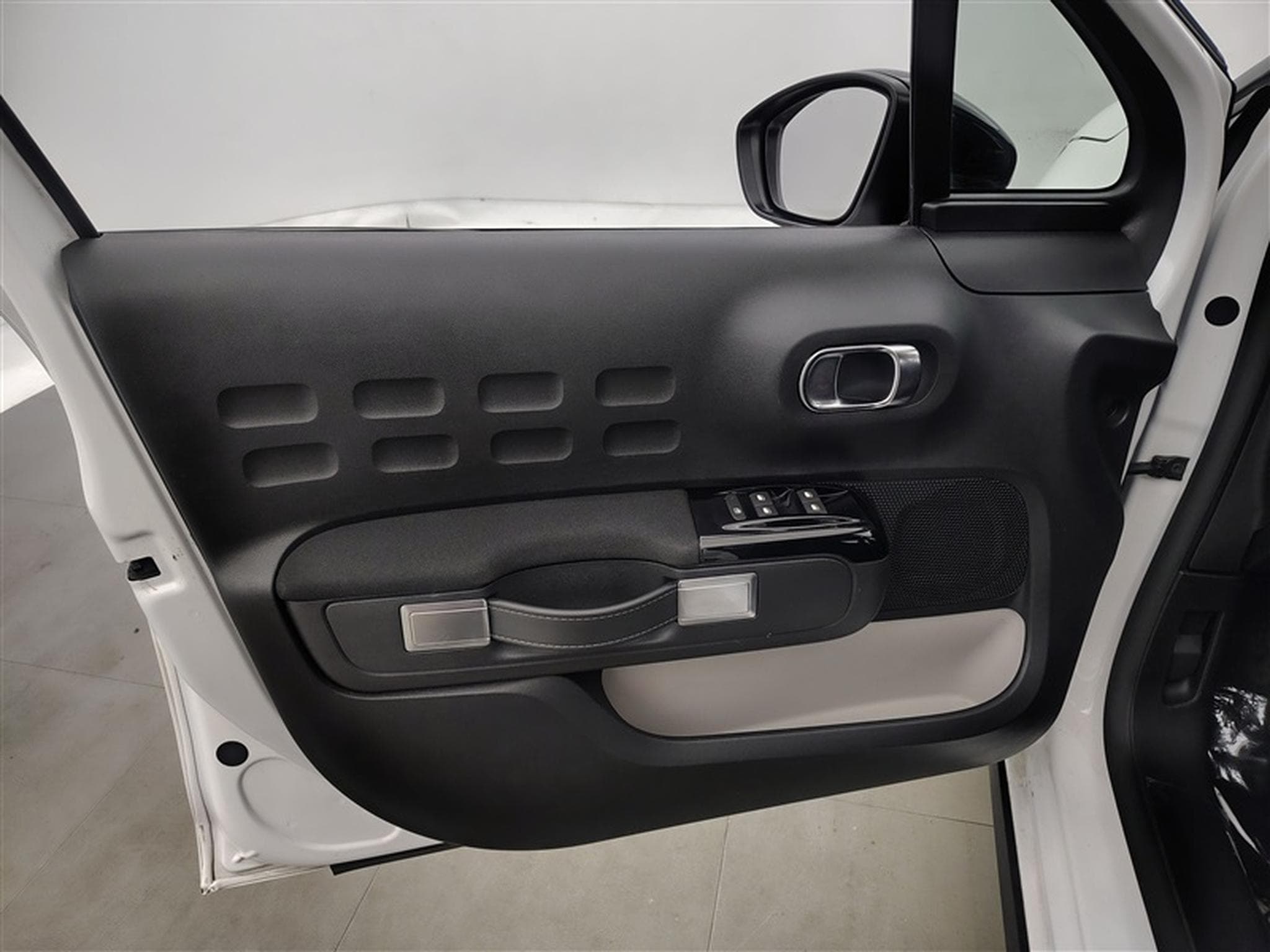 Citroen C3 1.2i PureTech Shine CARPLAY / FULL LED / JA 16" (2023) - Photo 16