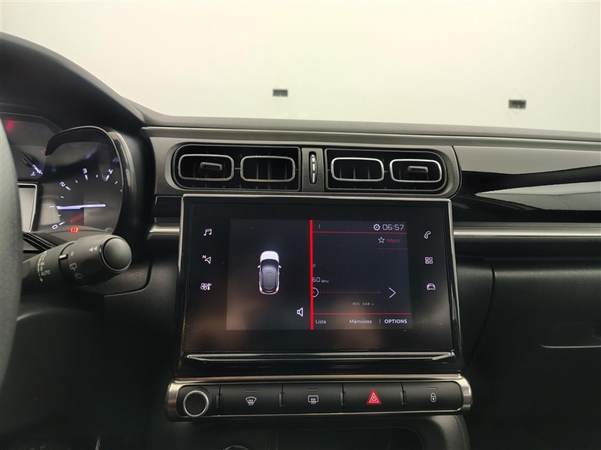 Citroen C3 1.2i PureTech Shine CARPLAY / FULL LED / JA 16" (2023) - Photo 17
