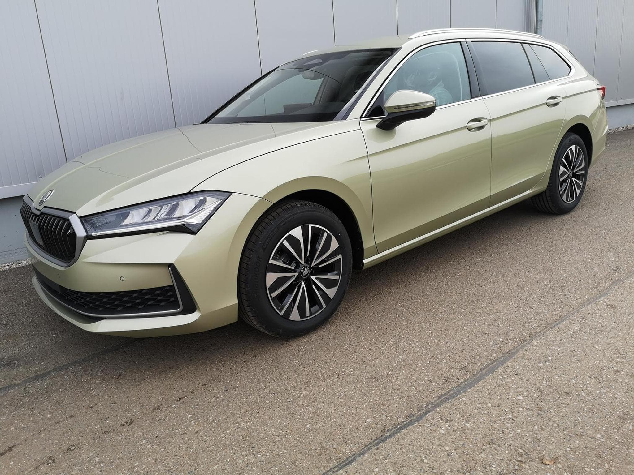 Skoda Superb 2.0 TDI 142kW 4x4 Selection (2025) - Photo 1