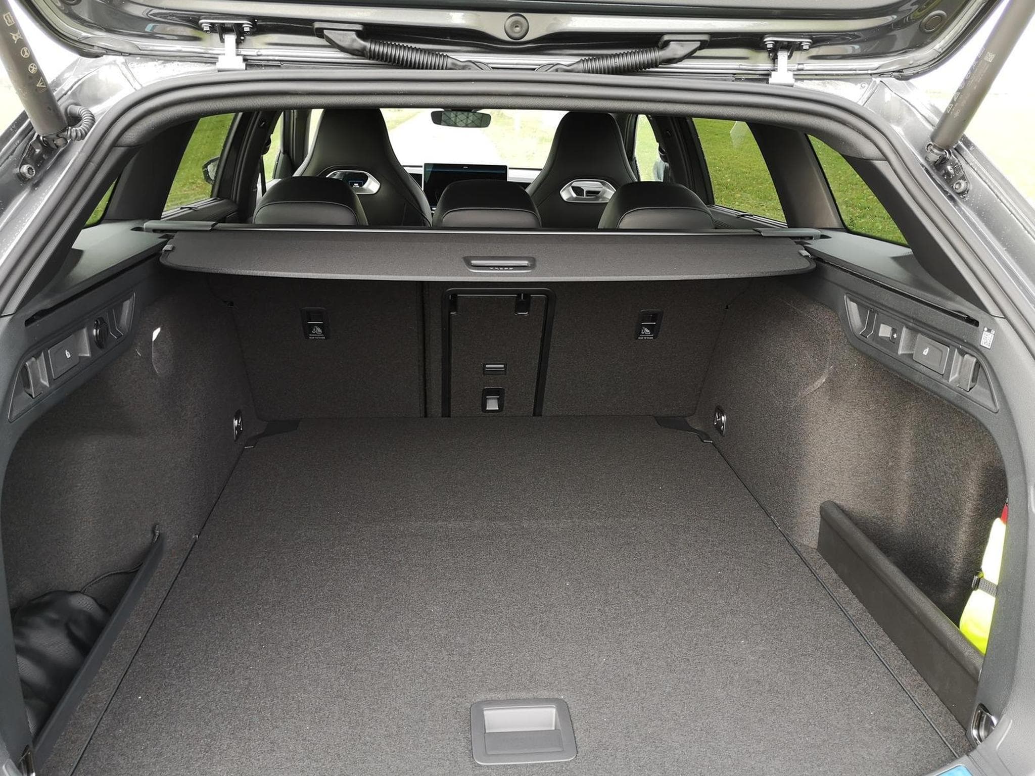VW Passat Variant 2.0 TDI 142 kW 4Motion R-Line (2026) - Photo 12