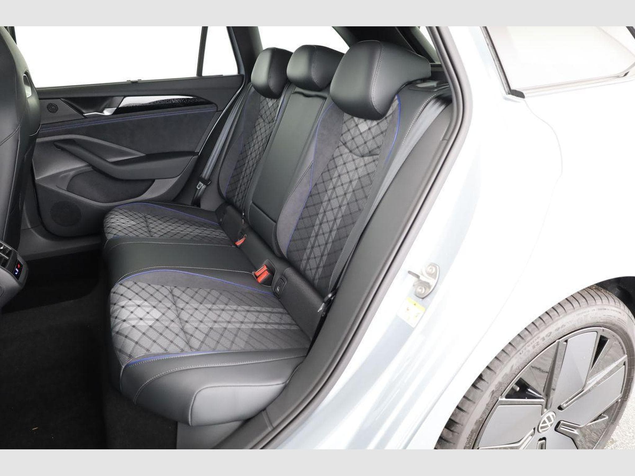 VW Passat Variant 2.0 TDI 142 kW 4Motion R-Line (2026) - Photo 10