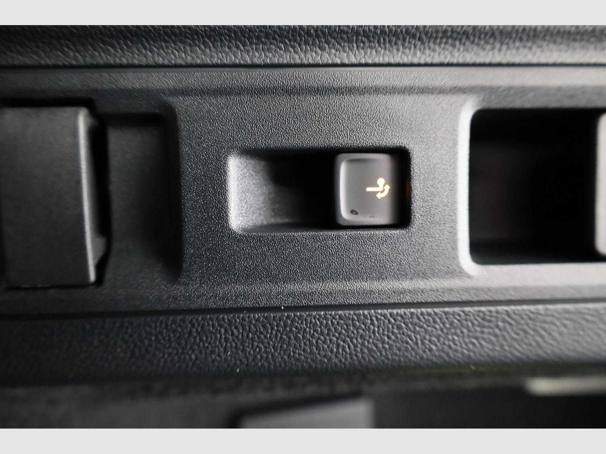 VW Passat Variant 2.0 TDI 142 kW 4Motion R-Line (2026) - Photo 12
