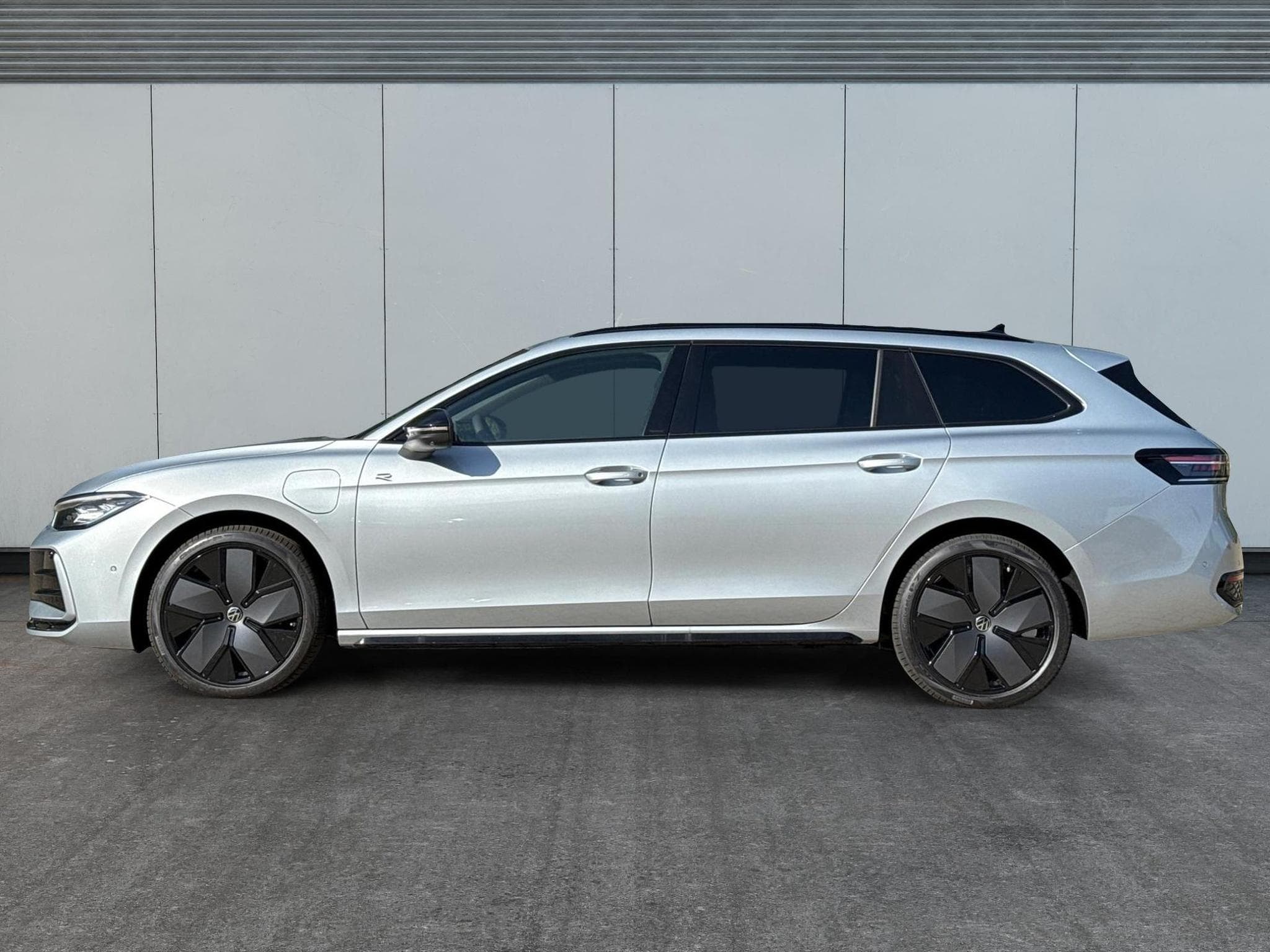 VW Passat Variant R-Line Edition Plus (2026) - Photo 2