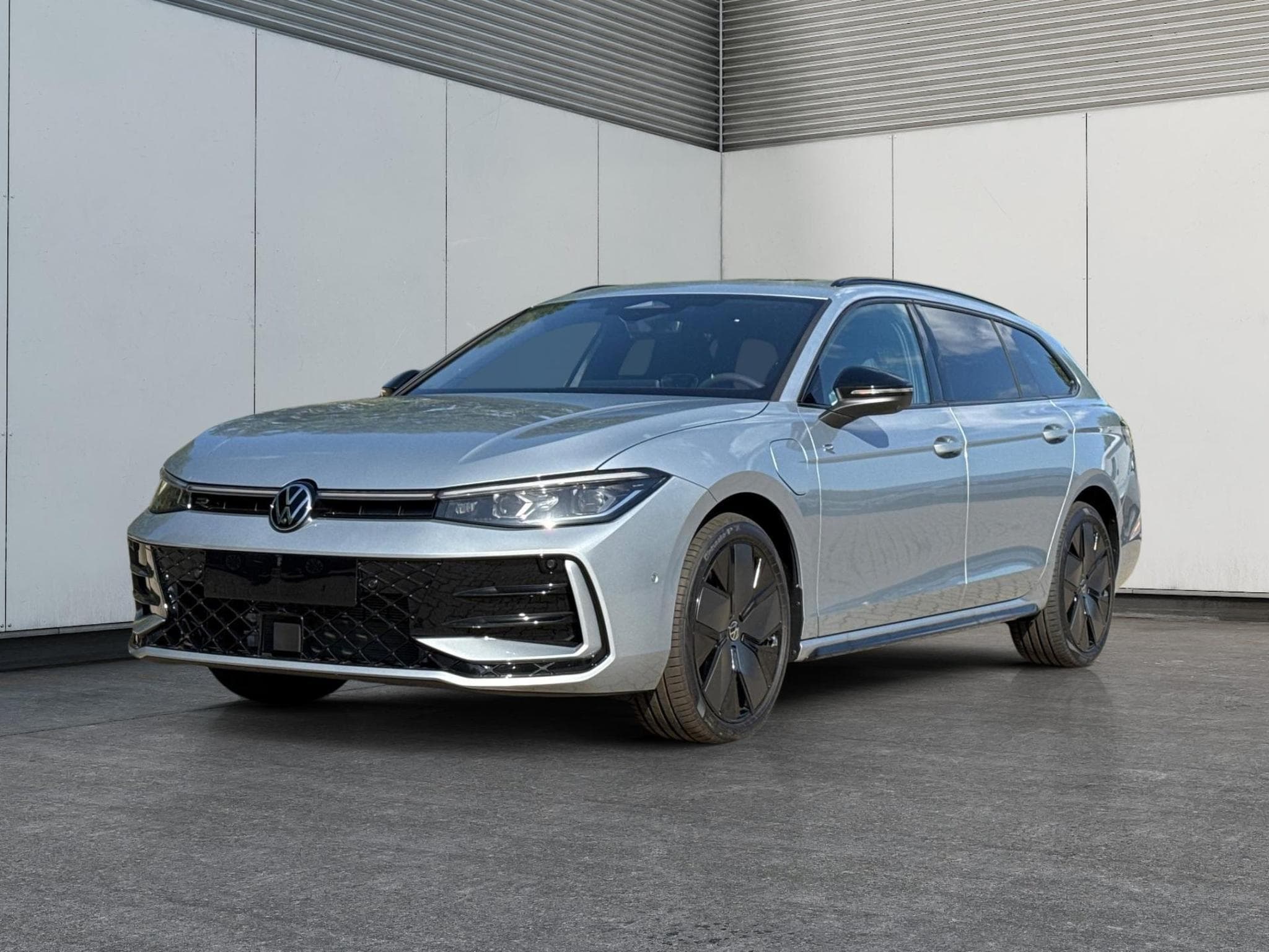 VW Passat Variant R-Line Edition Plus (2026) - Photo 1