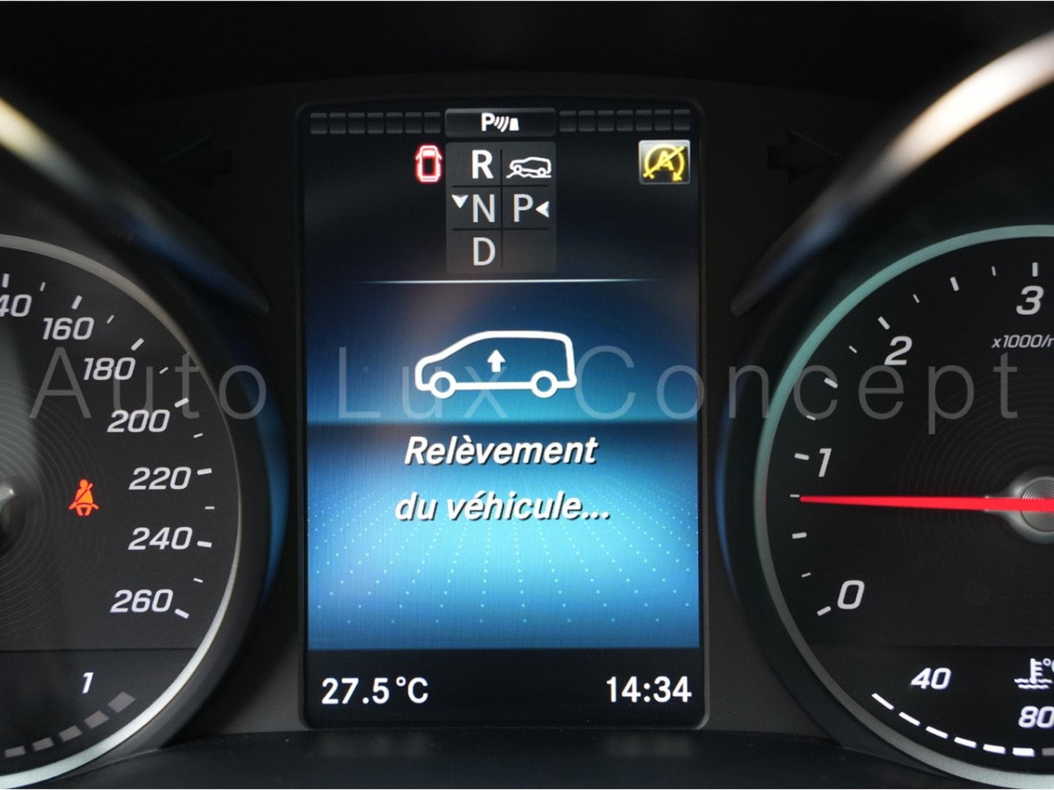 Mercedes V 300 d 4MATIC Extra Long AMG Line Rovelver VIP Van (2022) - Photo 15