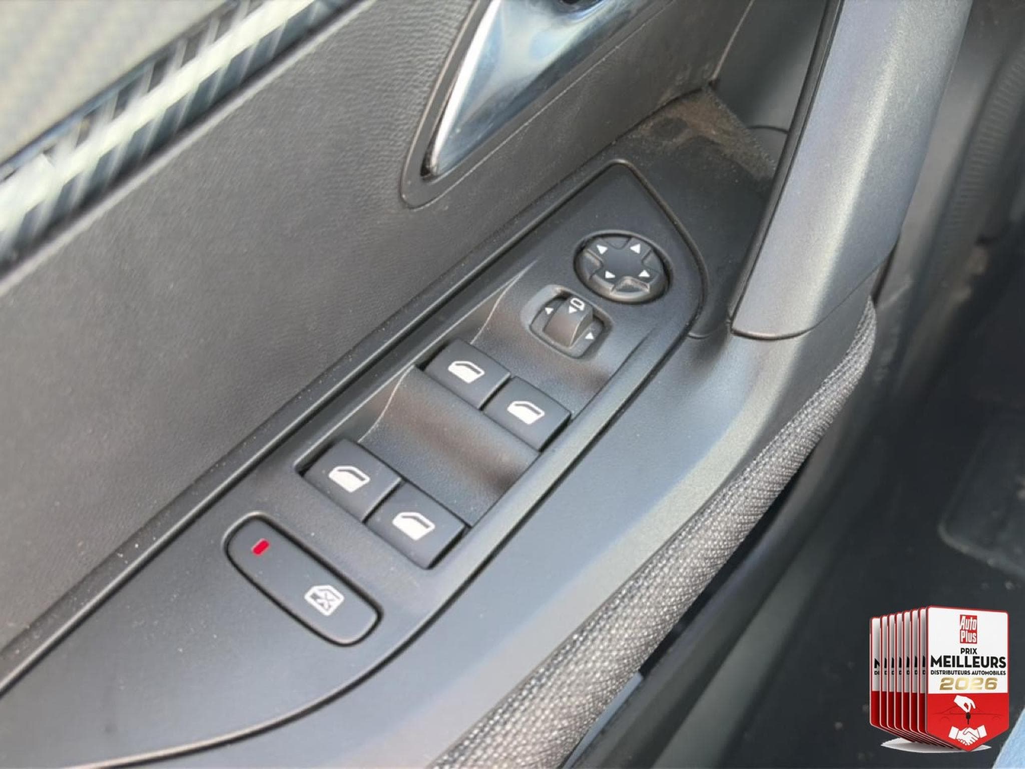 Peugeot 2008 1.2 100 STYLE (2025) - Photo 11