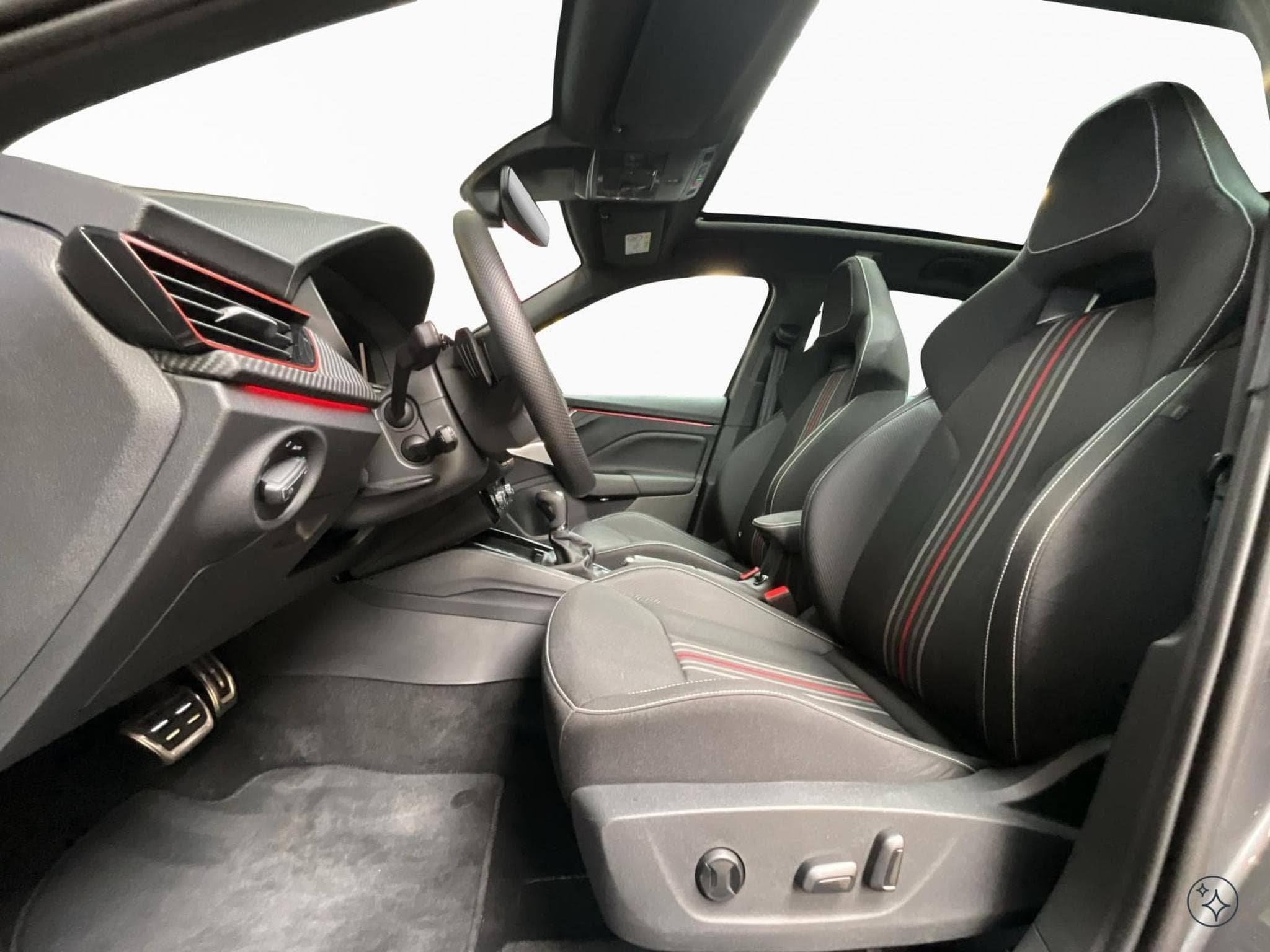 Skoda Kamiq Monte-Carlo+DSG+LED+NAVI+DAB+PANO (2025) - Foto 9