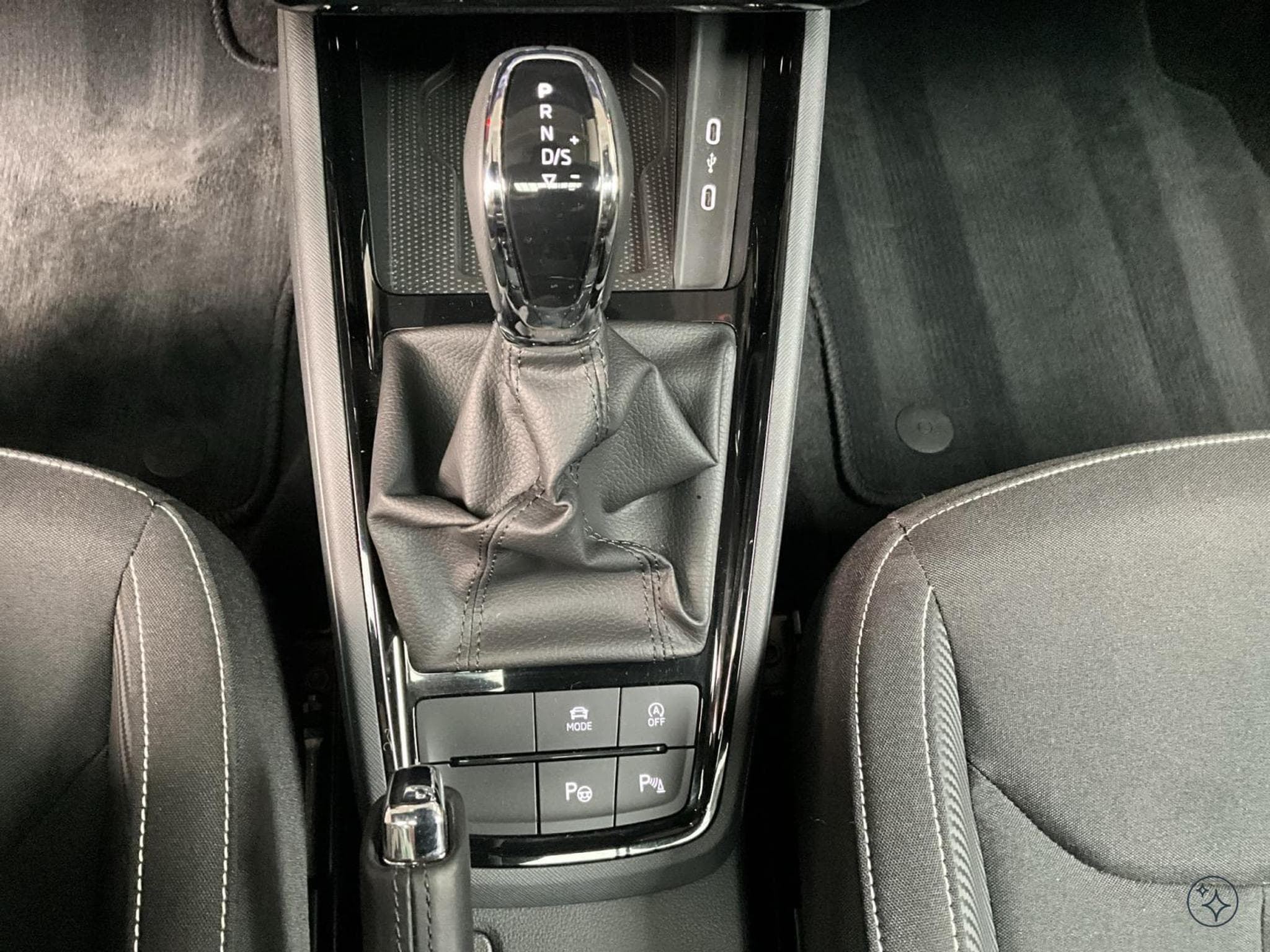 Skoda Kamiq Monte-Carlo+DSG+LED+NAVI+DAB+PANO (2025) - Foto 12