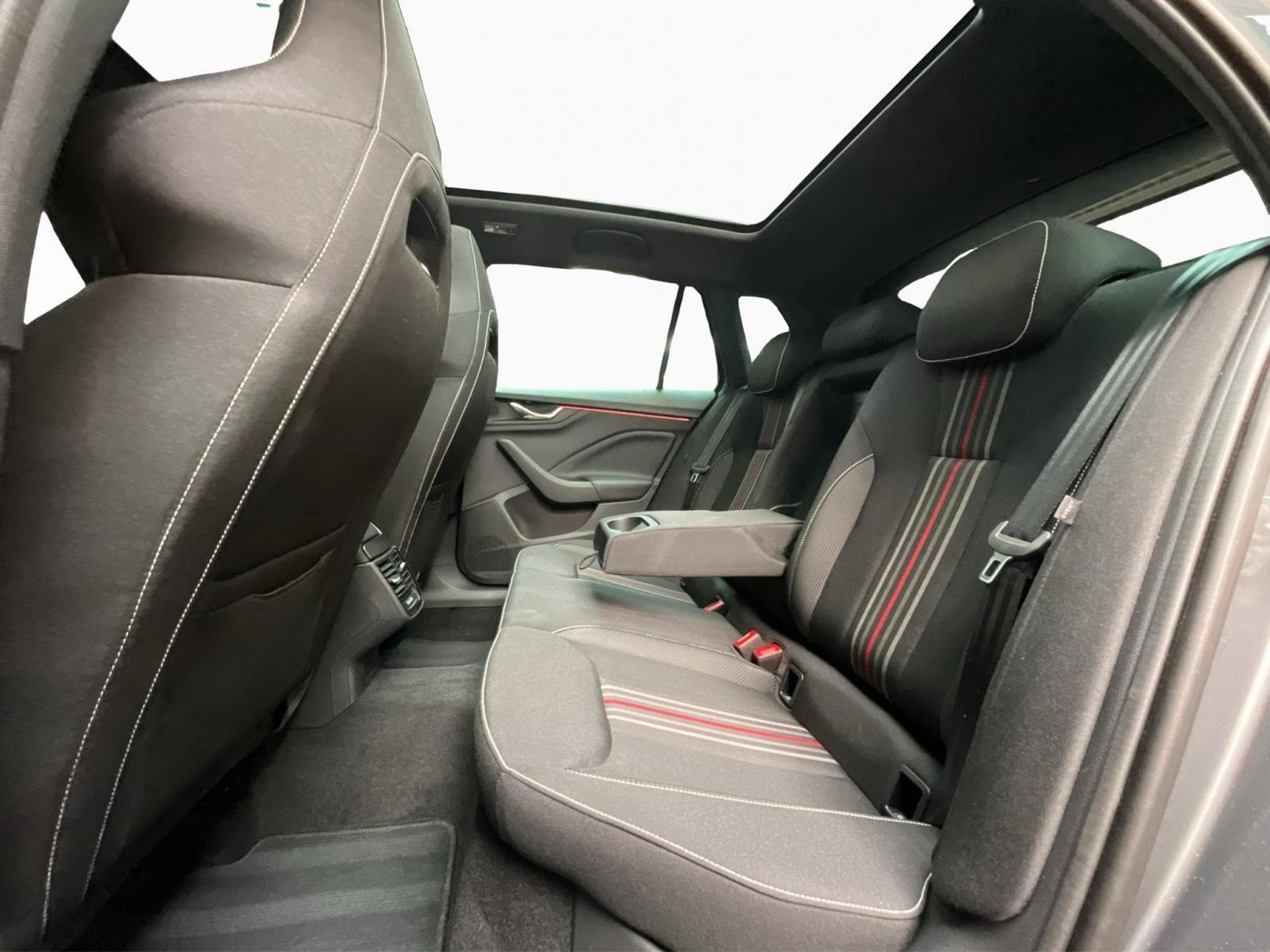 Skoda Kamiq Monte-Carlo+DSG+LED+NAVI+DAB+PANO (2025) - Foto 16