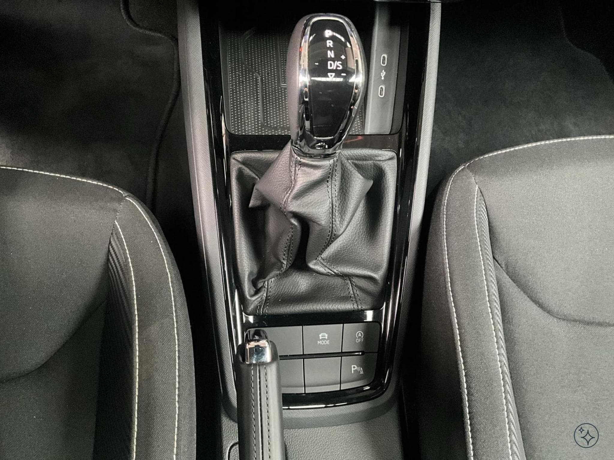 Skoda Kamiq Monte-Carlo+DSG+P.Park&Go+AHK+LED+Navi+DAB (2025) - Foto 12