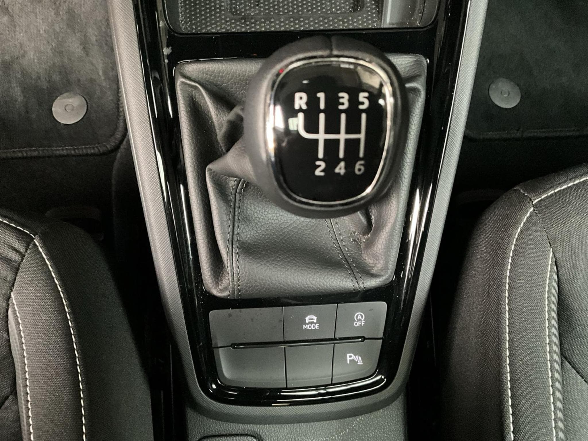 Skoda Kamiq Monte-Carlo+BVM+Pano+LED+Navi (2025) - Foto 14