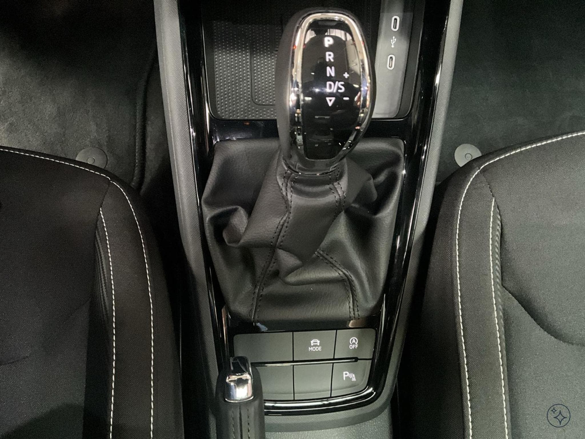 Skoda Kamiq Monte-Carlo+DSG+Pano+Park&Go+P.Drive+AHK+P.Sécurité (2025) - Foto 12