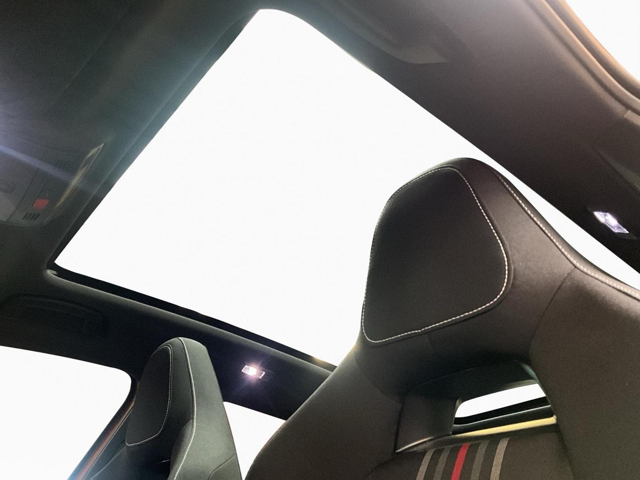 Skoda Kamiq Monte-Carlo+DSG+Pano+Park&Go+P.Drive+AHK+P.Sécurité (2025) - Foto 15