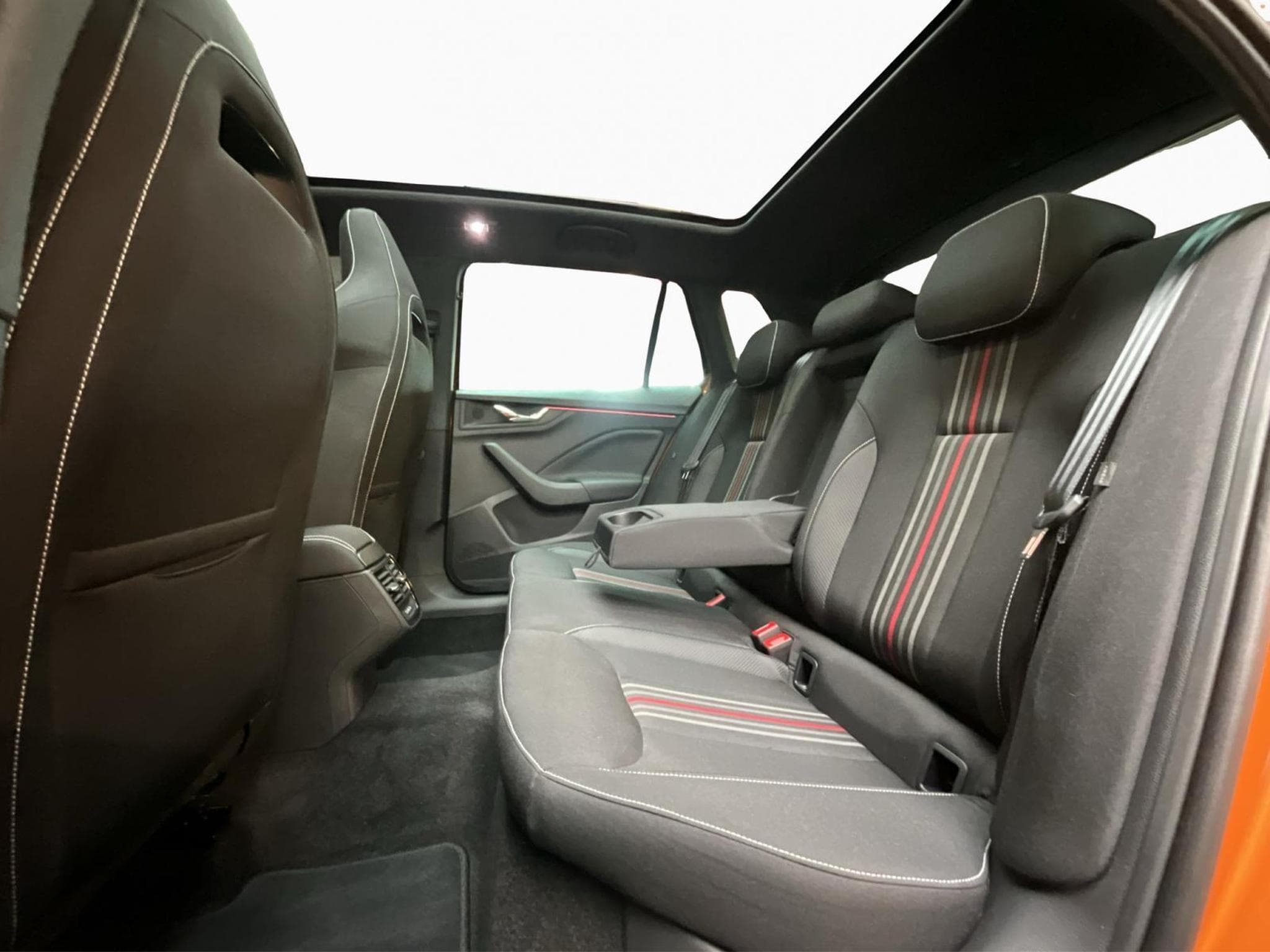Skoda Kamiq Monte-Carlo+DSG+Pano+Park&Go+P.Drive+AHK+P.Sécurité (2025) - Foto 16